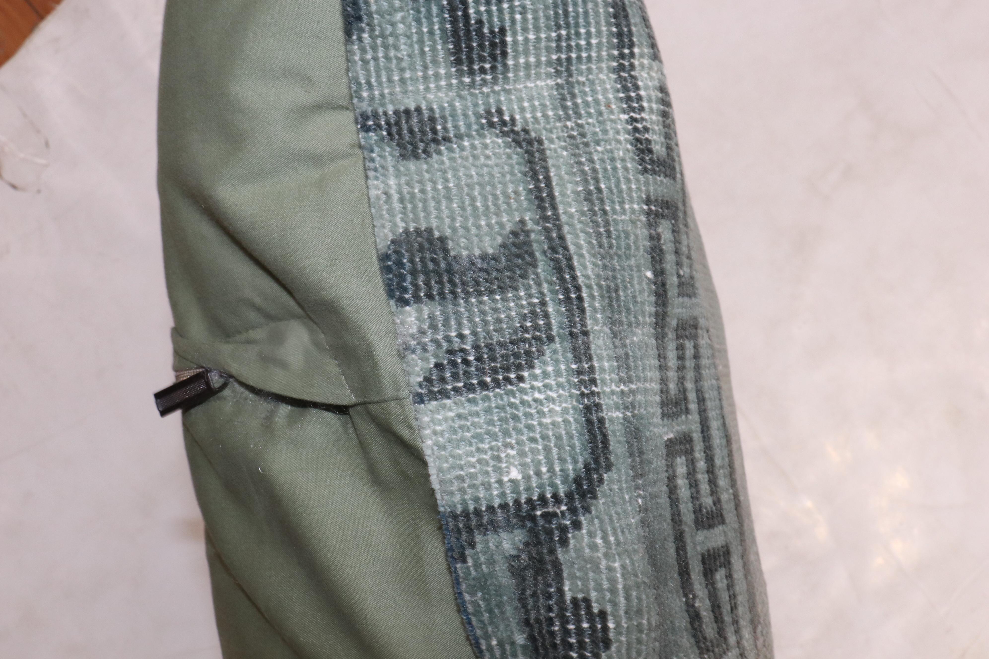 Chinoiseries Grand coussin de tapis chinois vert de la collection Zabihi en vente