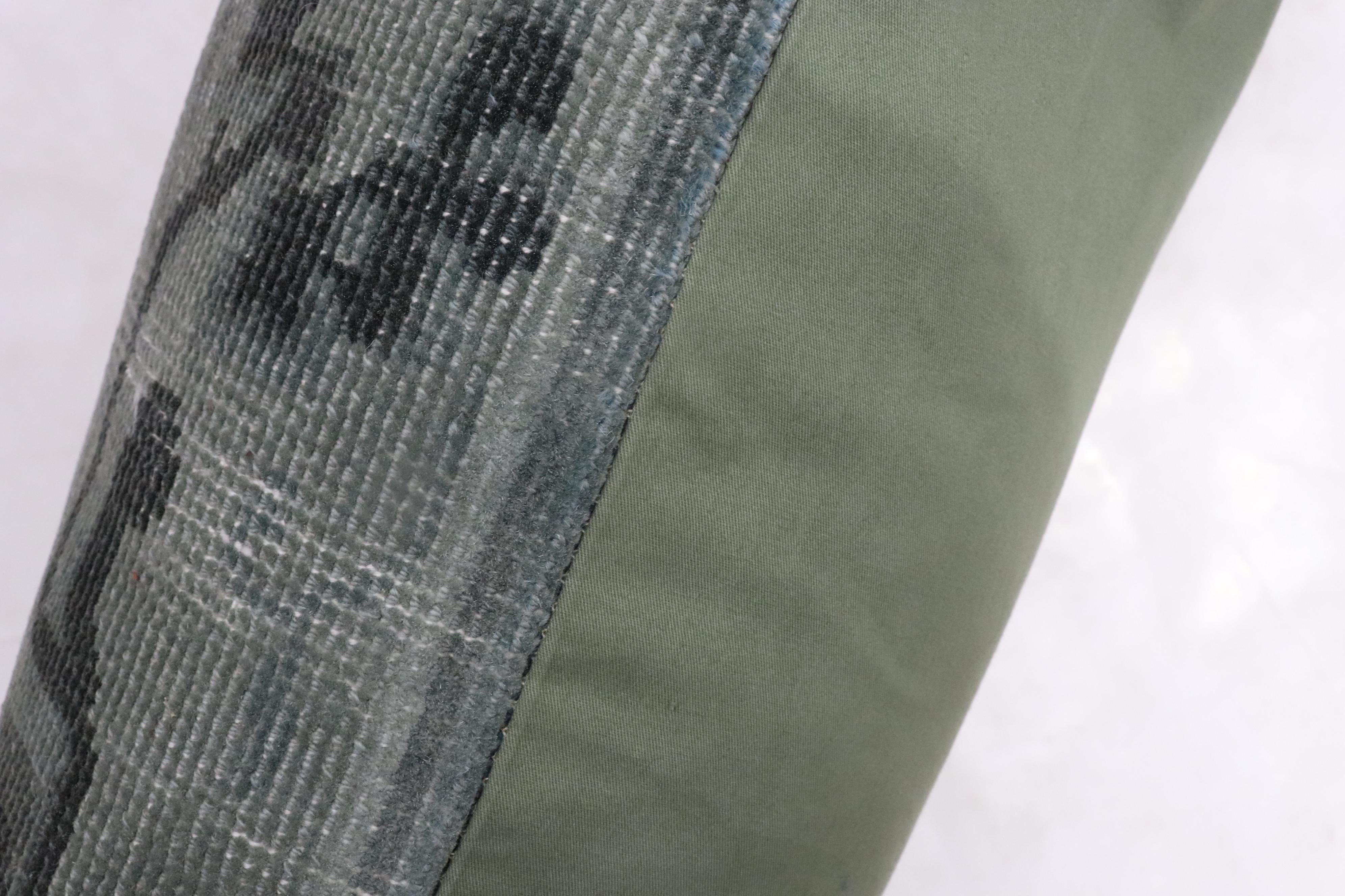 Grand coussin de tapis chinois vert de la collection Zabihi Bon état - En vente à New York, NY
