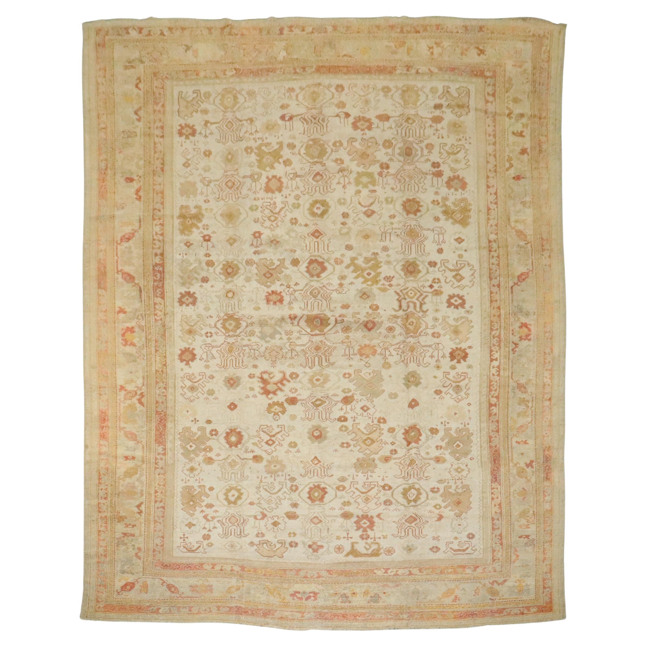 Zabihi Collection Großer elfenbeinfarbener antiker türkischer Oushak-Teppich