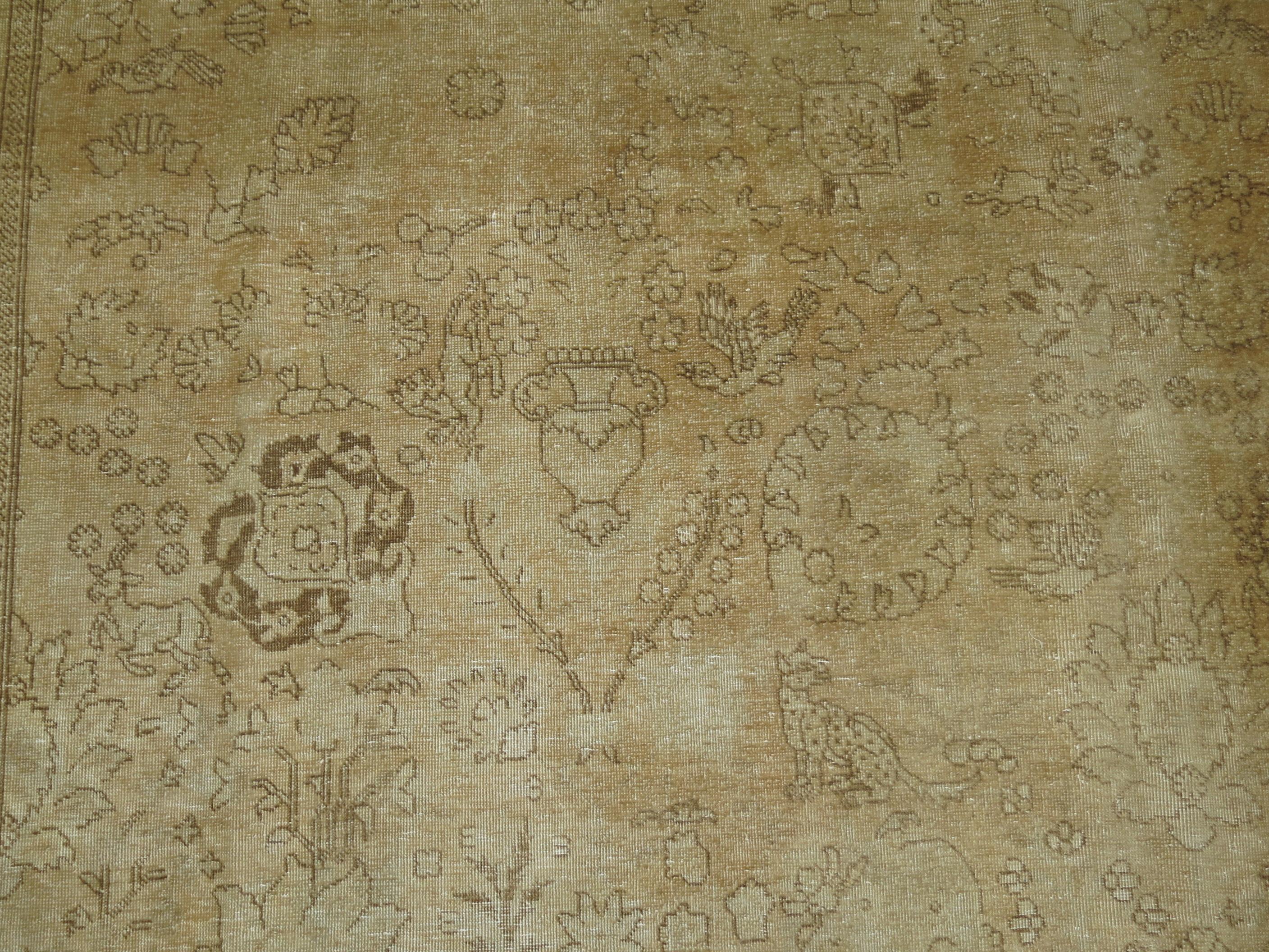 Zabihi Collection Großer blasser antiker persischer Täbris Teppich im Angebot 5