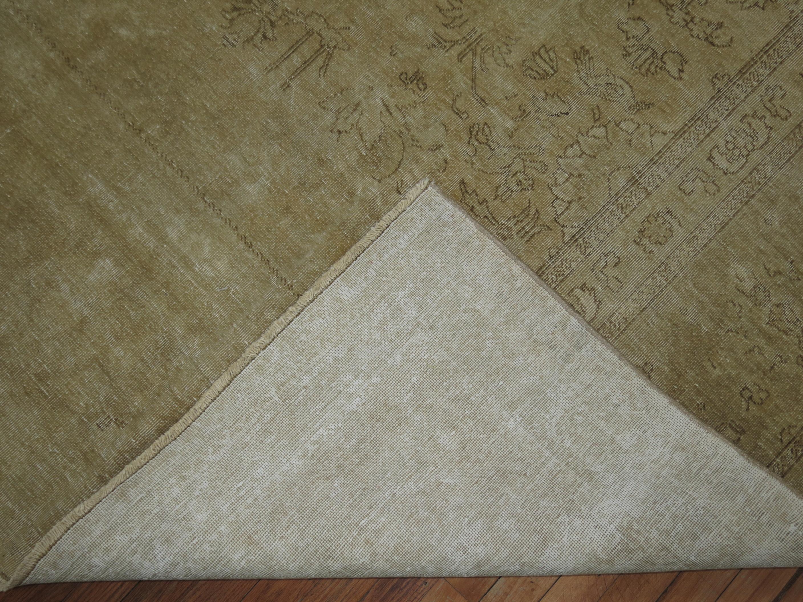Zabihi Collection Großer blasser antiker persischer Täbris Teppich (Persisch) im Angebot