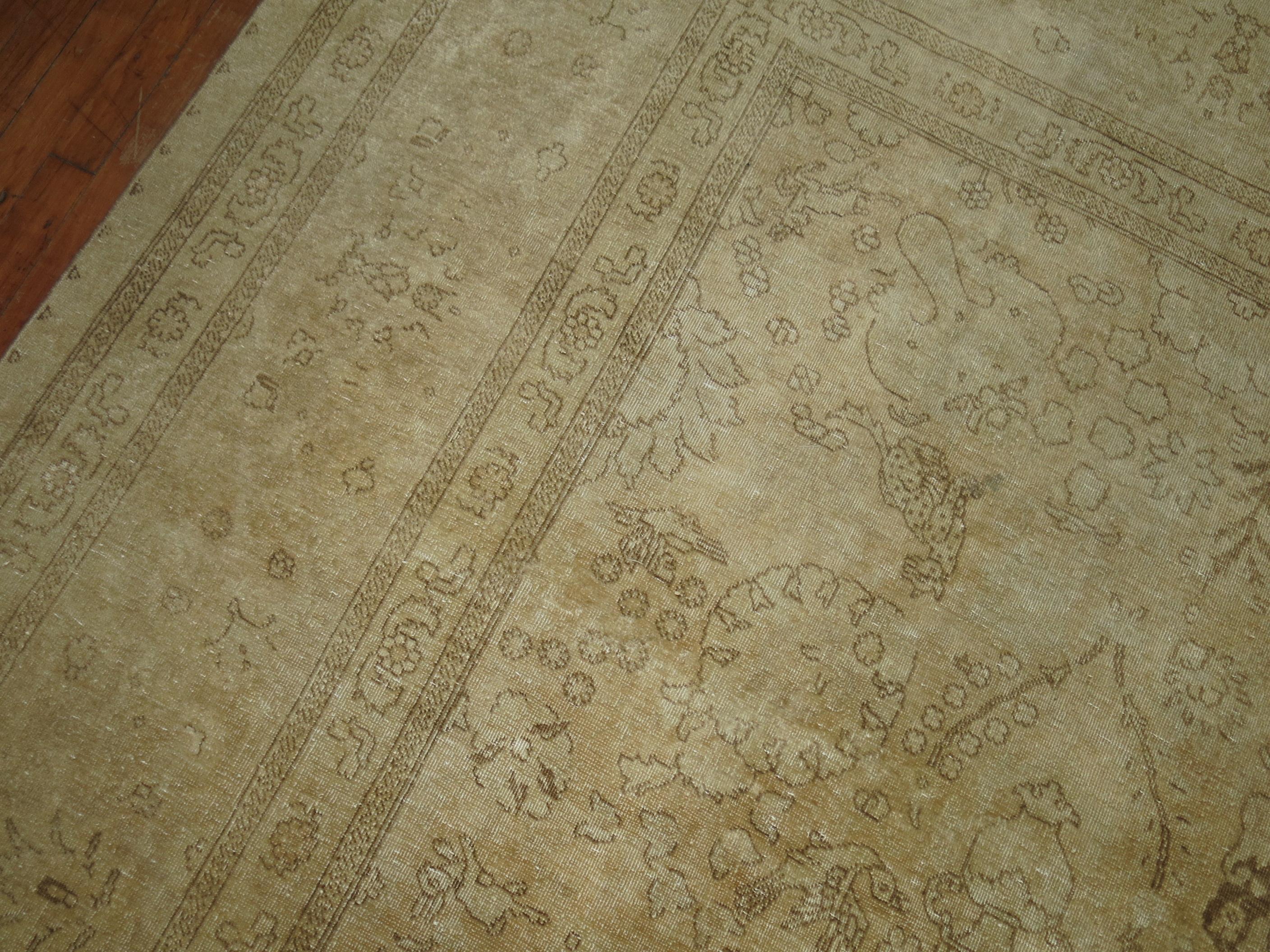 Zabihi Collection Großer blasser antiker persischer Täbris Teppich im Zustand „Gut“ im Angebot in New York, NY