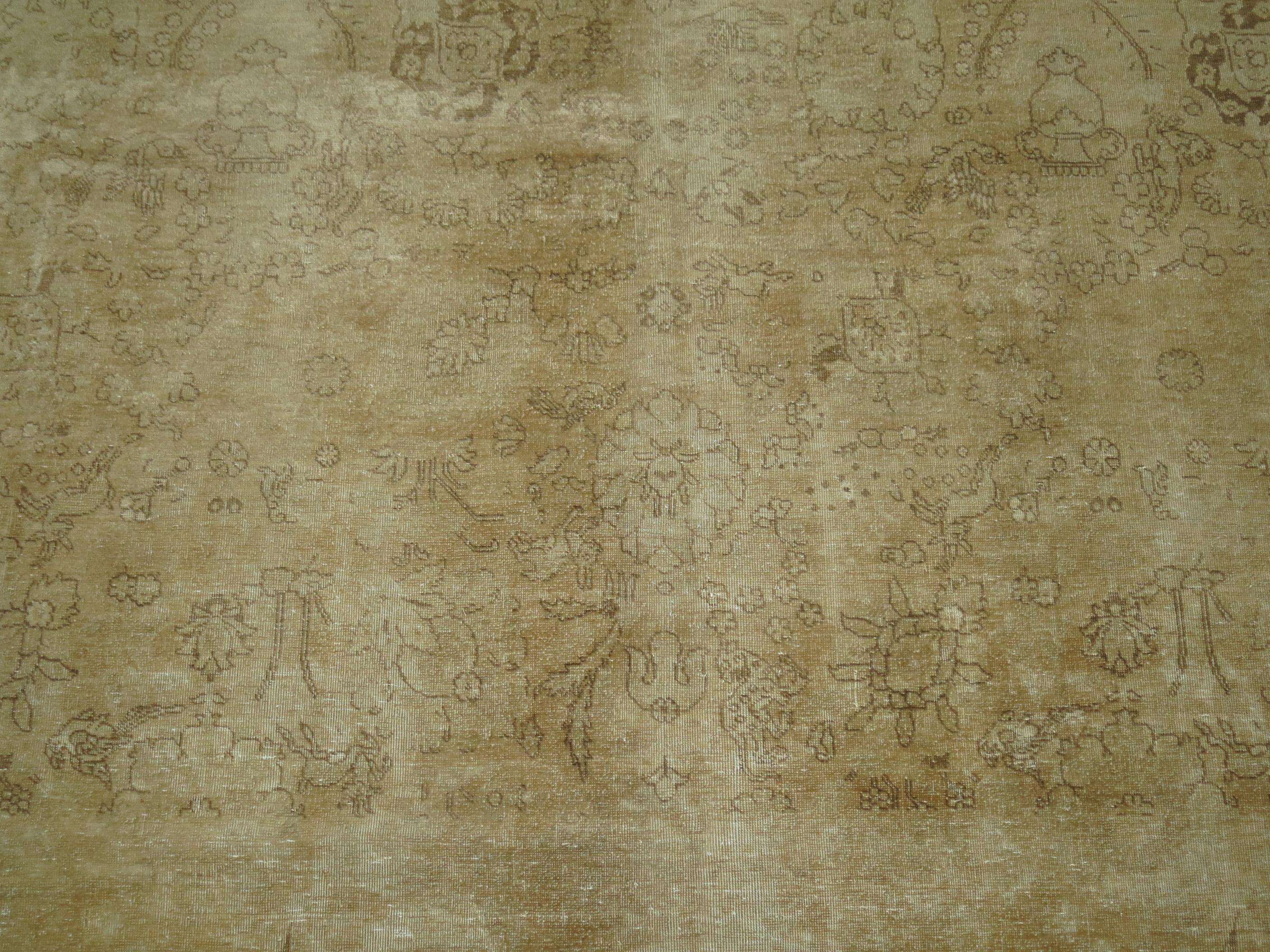 Zabihi Collection Großer blasser antiker persischer Täbris Teppich (20. Jahrhundert) im Angebot