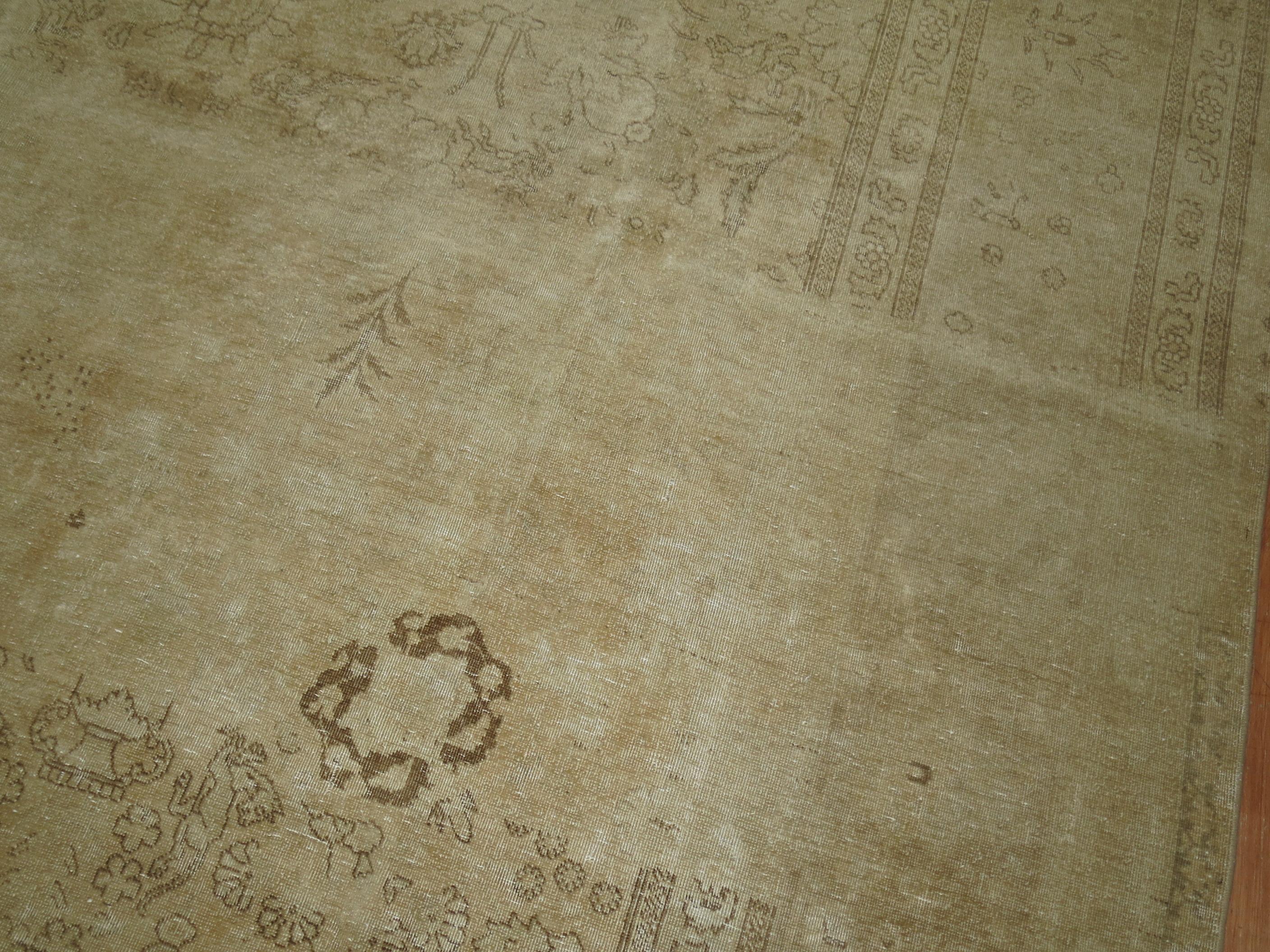 Zabihi Collection Großer blasser antiker persischer Täbris Teppich (Wolle) im Angebot