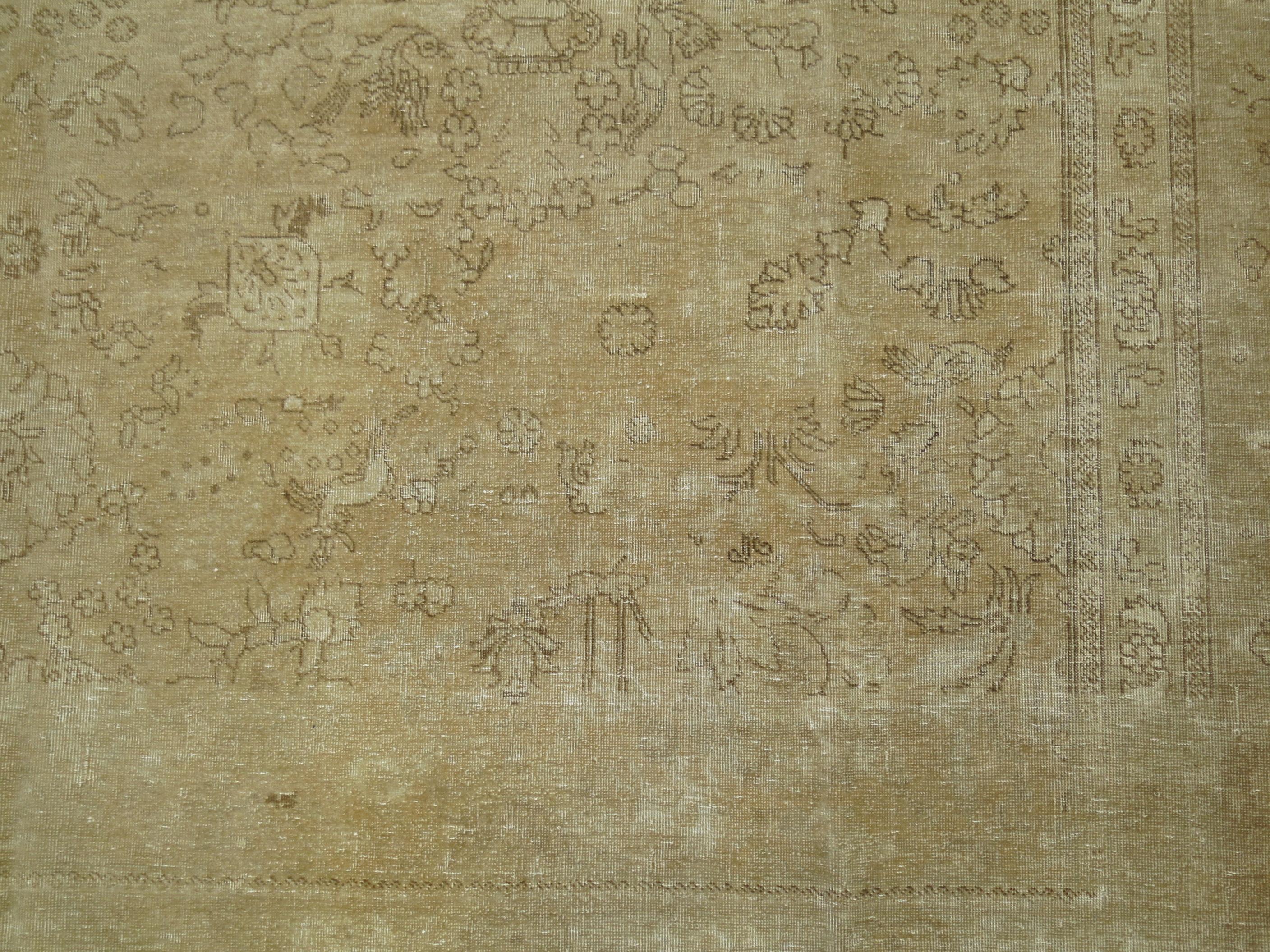 Zabihi Collection Großer blasser antiker persischer Täbris Teppich im Angebot 1