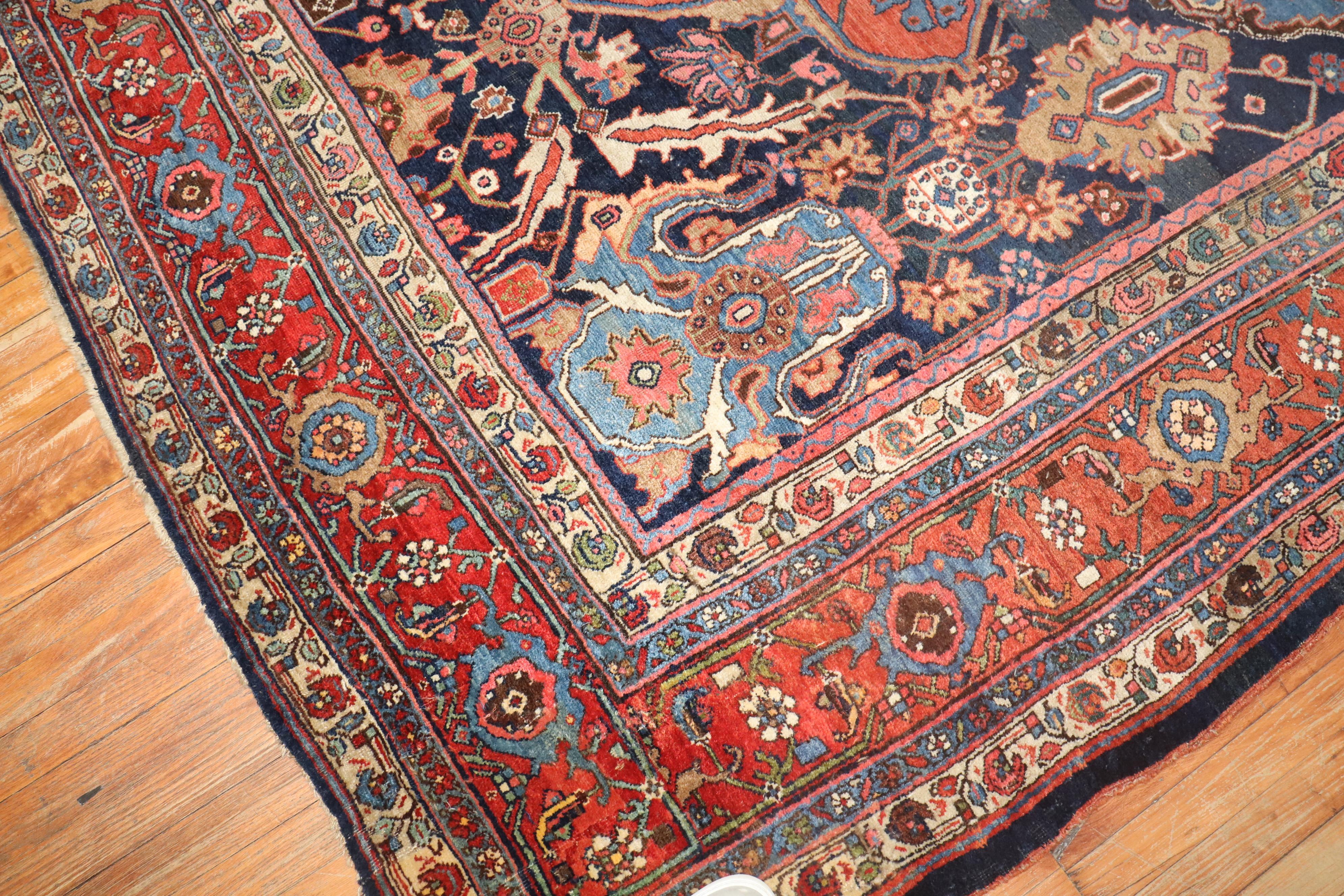 Zabihi Collection Großer Maßstab Getragener Antiker Persischer Bidjar Teppich im Angebot 3