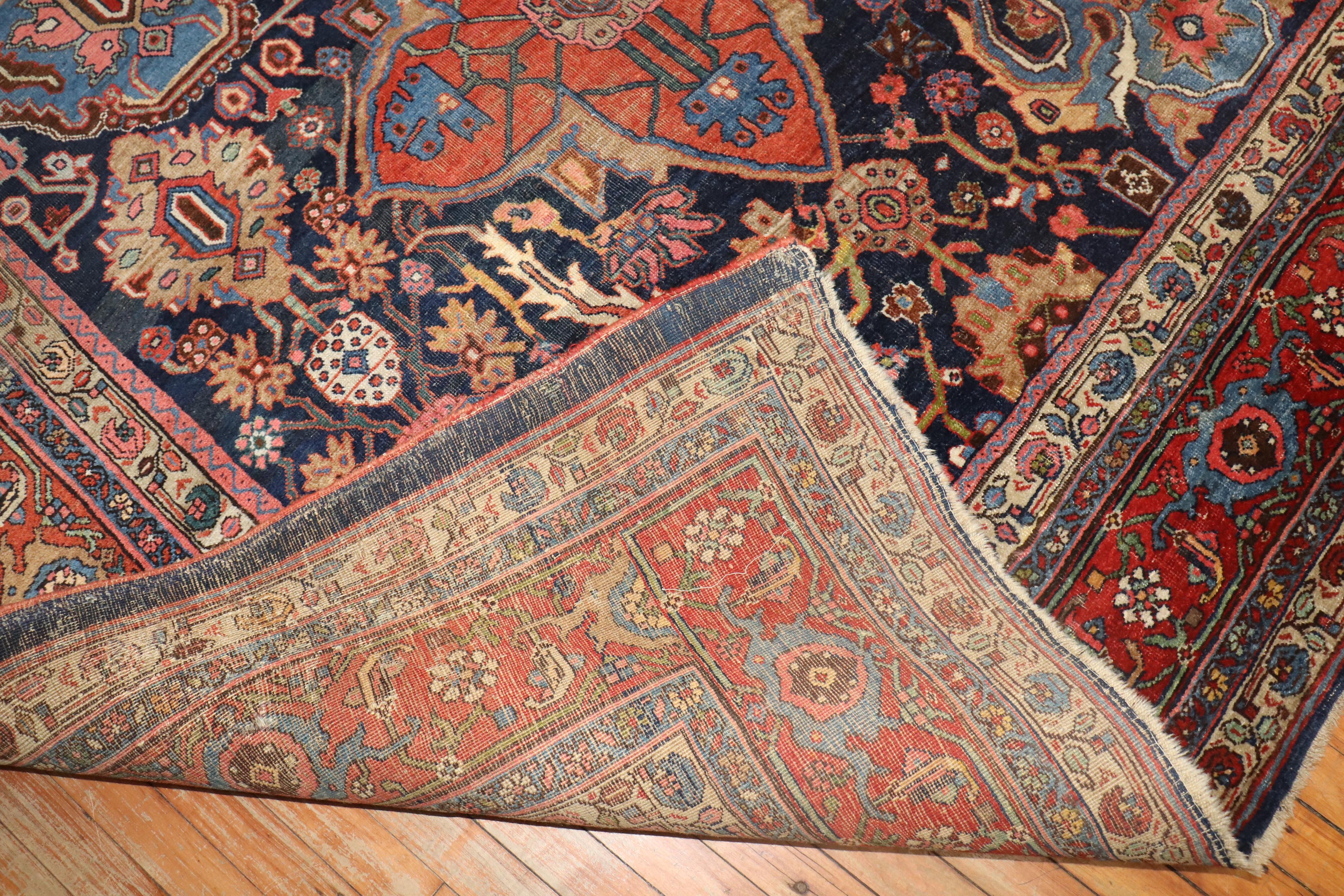 Zabihi Collection Großer Maßstab Getragener Antiker Persischer Bidjar Teppich im Zustand „Relativ gut“ im Angebot in New York, NY