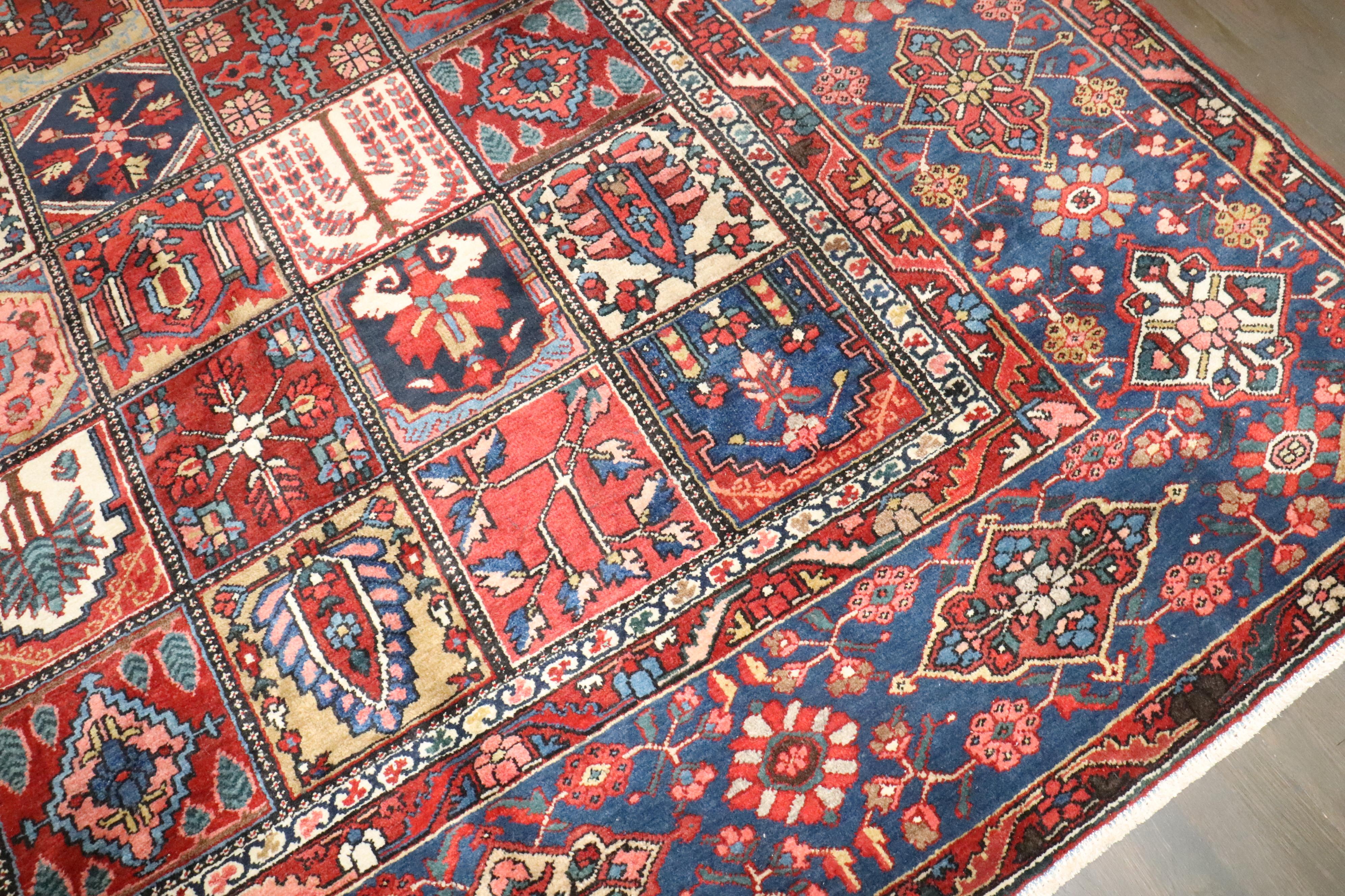 ein quadratischer Bakhtiari-Perserteppich mit Box-Design aus dem frühen 20.

Einzelheiten
Teppich nein.	j4724
Größe	13' x 15' 3