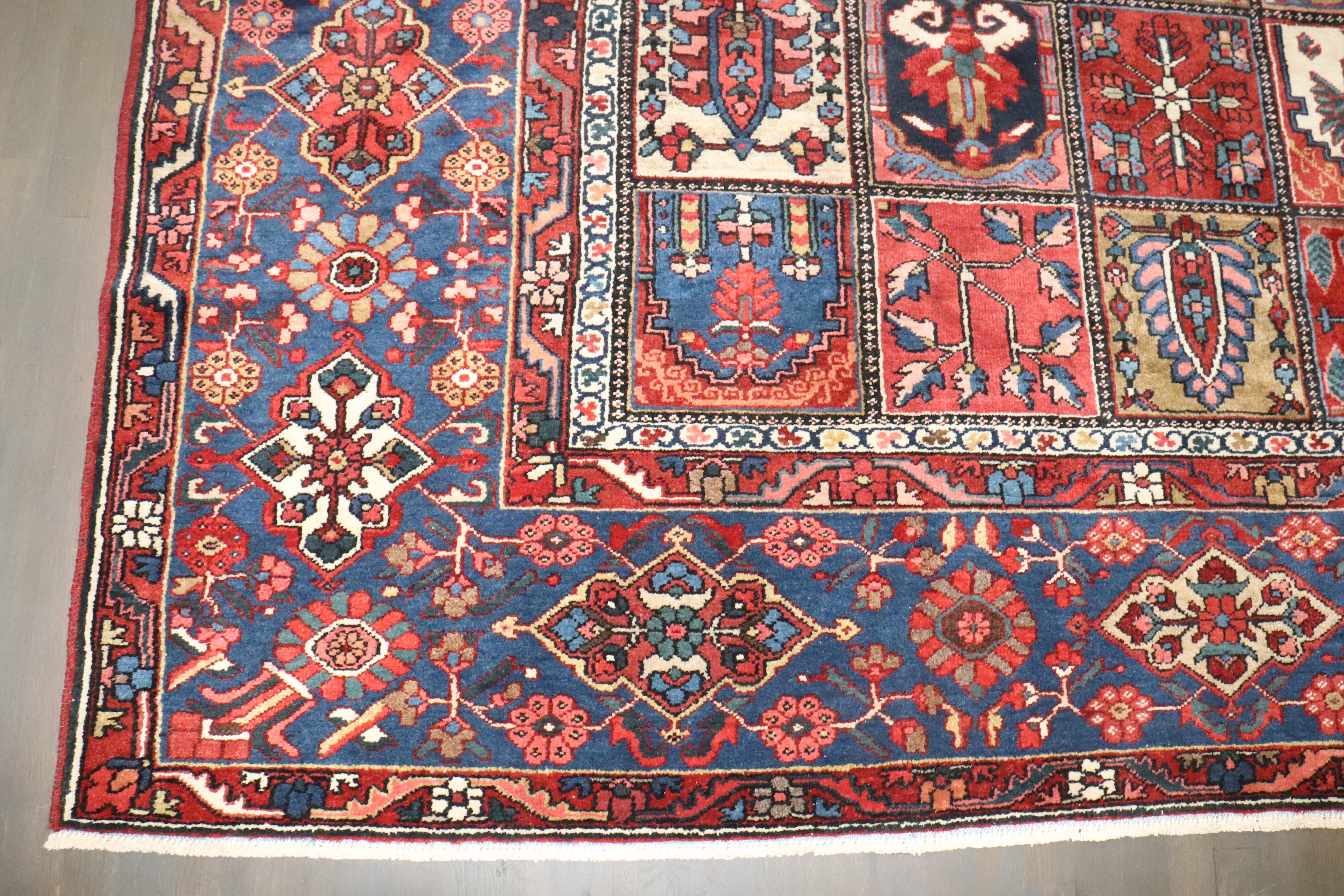Zabihi Collection Large Square Persian Antique Bakhtiari Rug (Handgewebt) im Angebot