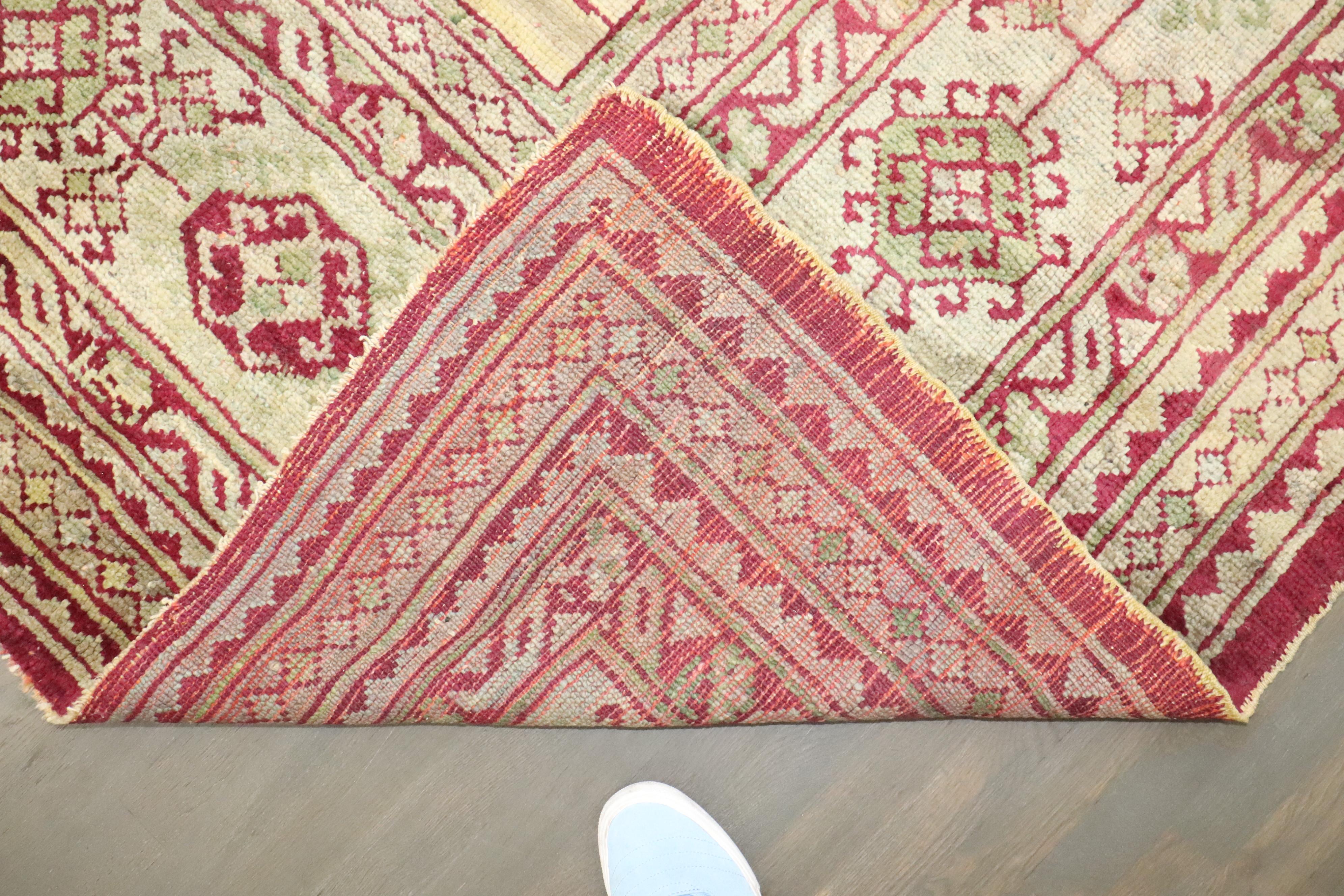Zabihi Collection Großer quadratischer türkischer Oushak-Teppich im Angebot 11