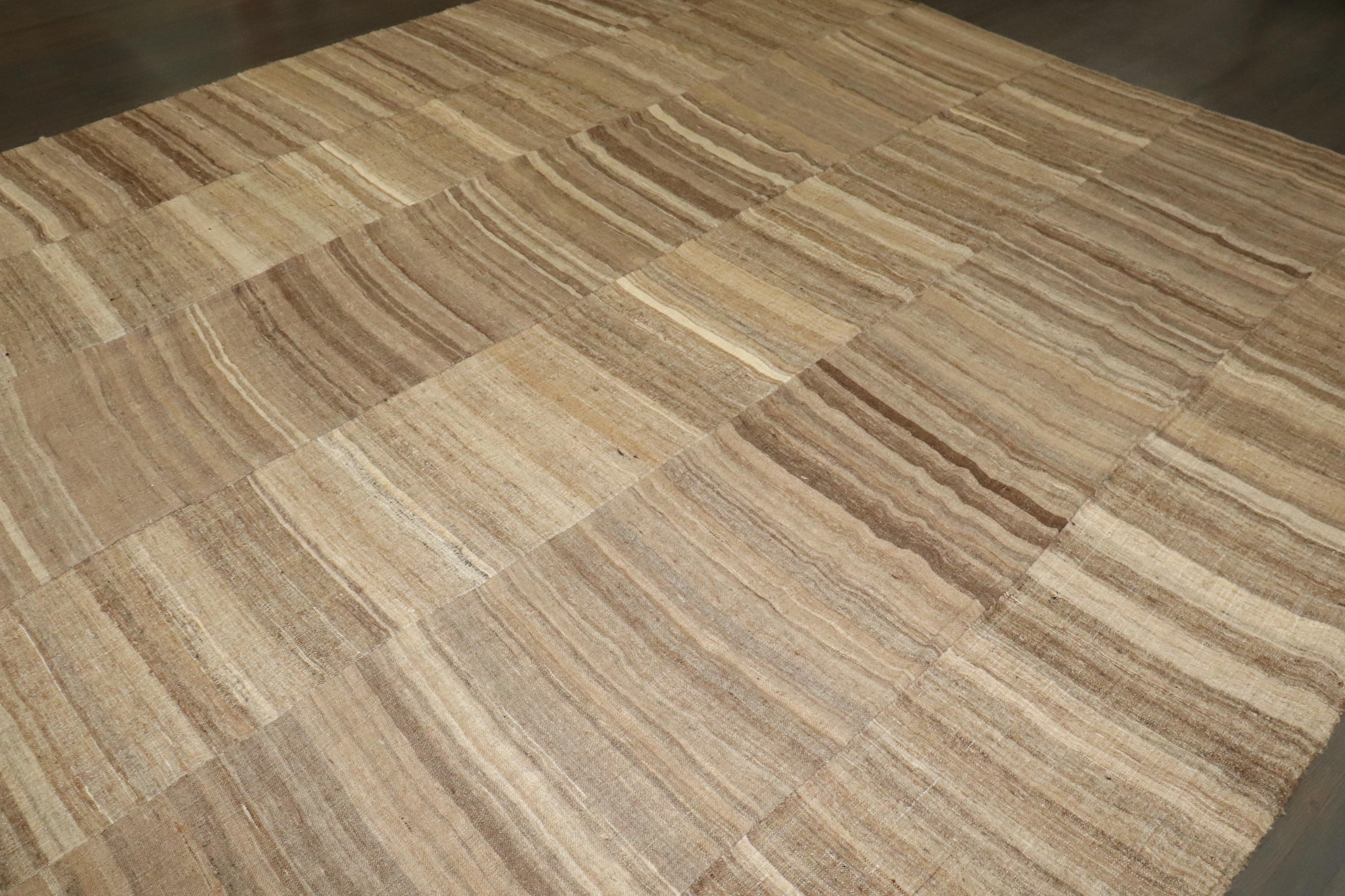 Zabihi Collection'S Kilim persiano vintage quadrato di grandi dimensioni in vendita 3