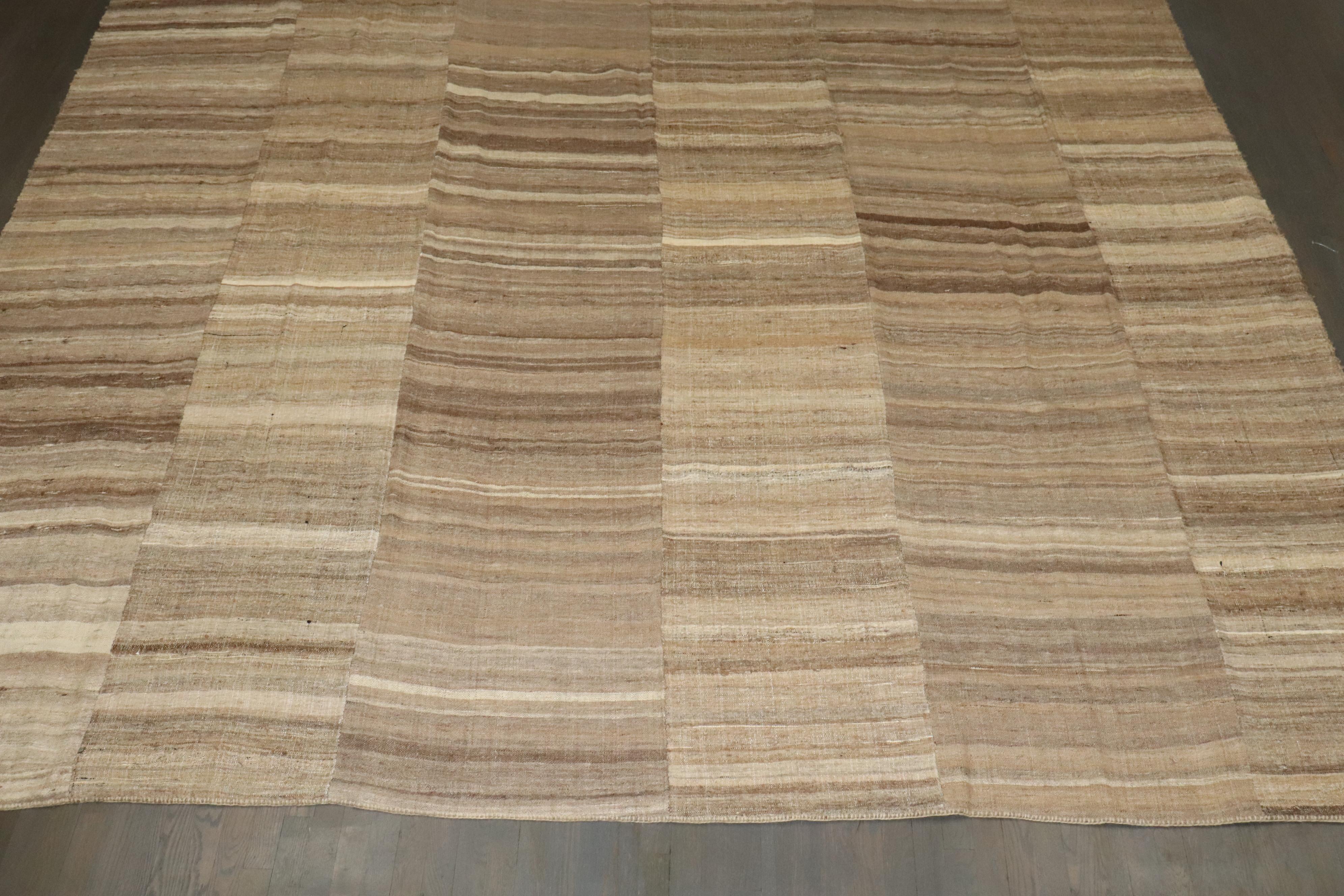 Zabihi Collection'S Kilim persiano vintage quadrato di grandi dimensioni in vendita 4