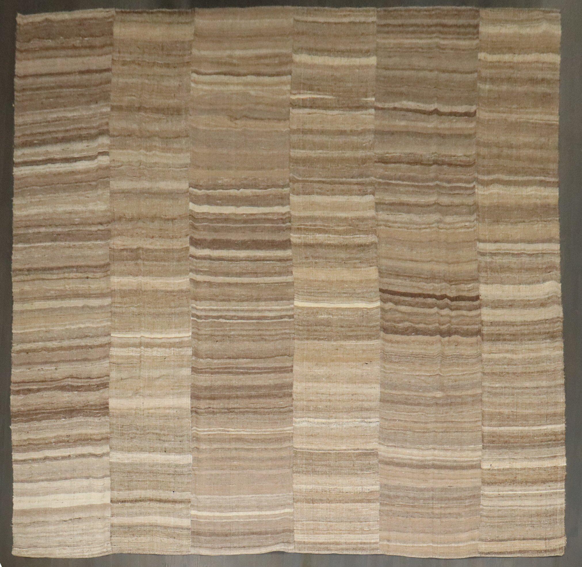 Zabihi Collection'S Kilim persiano vintage quadrato di grandi dimensioni in vendita 5
