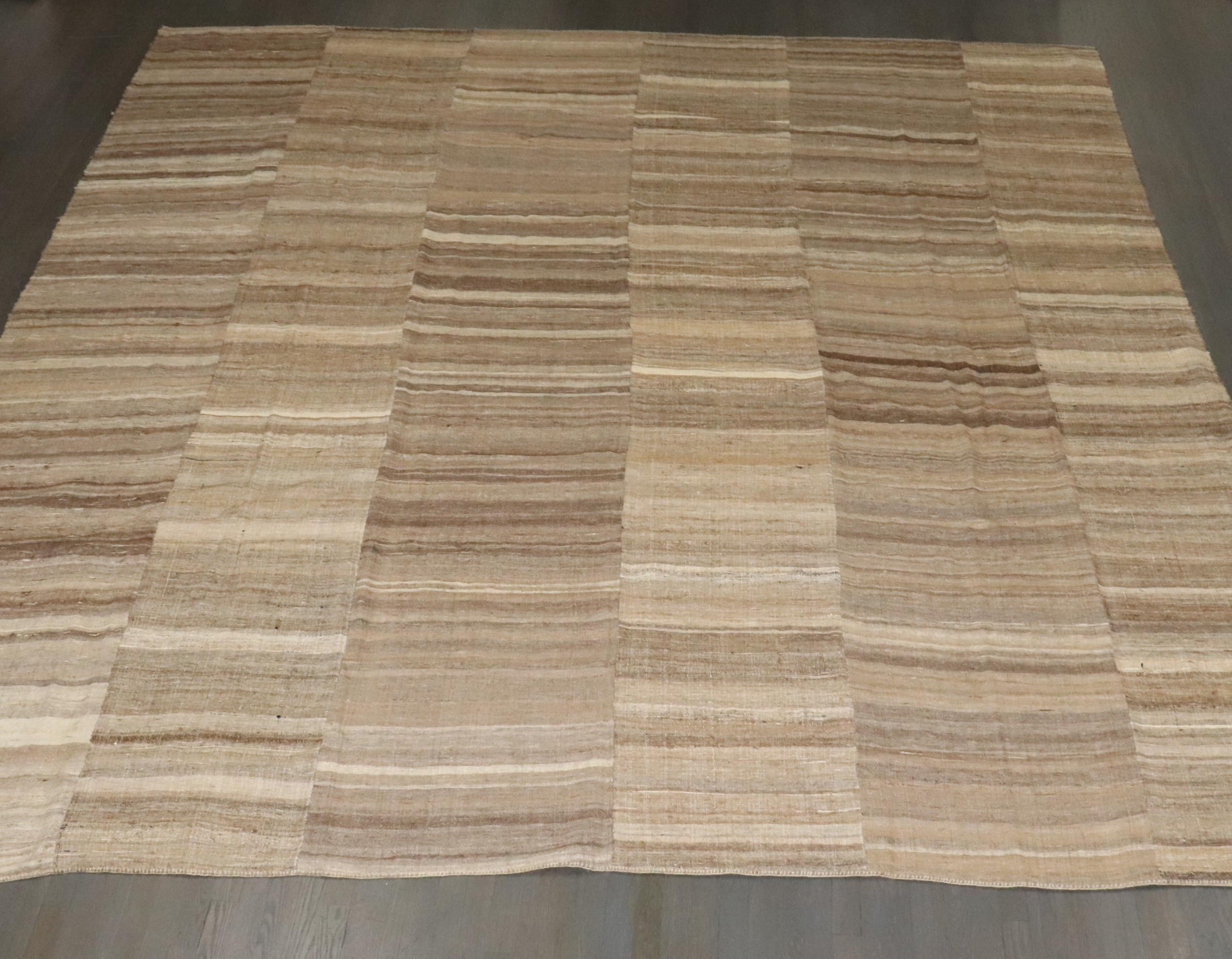 un Kilim persiano quadrato di colore neutro del XX secolo

Dettagli
rug no.	j4353
dimensione	11' 7