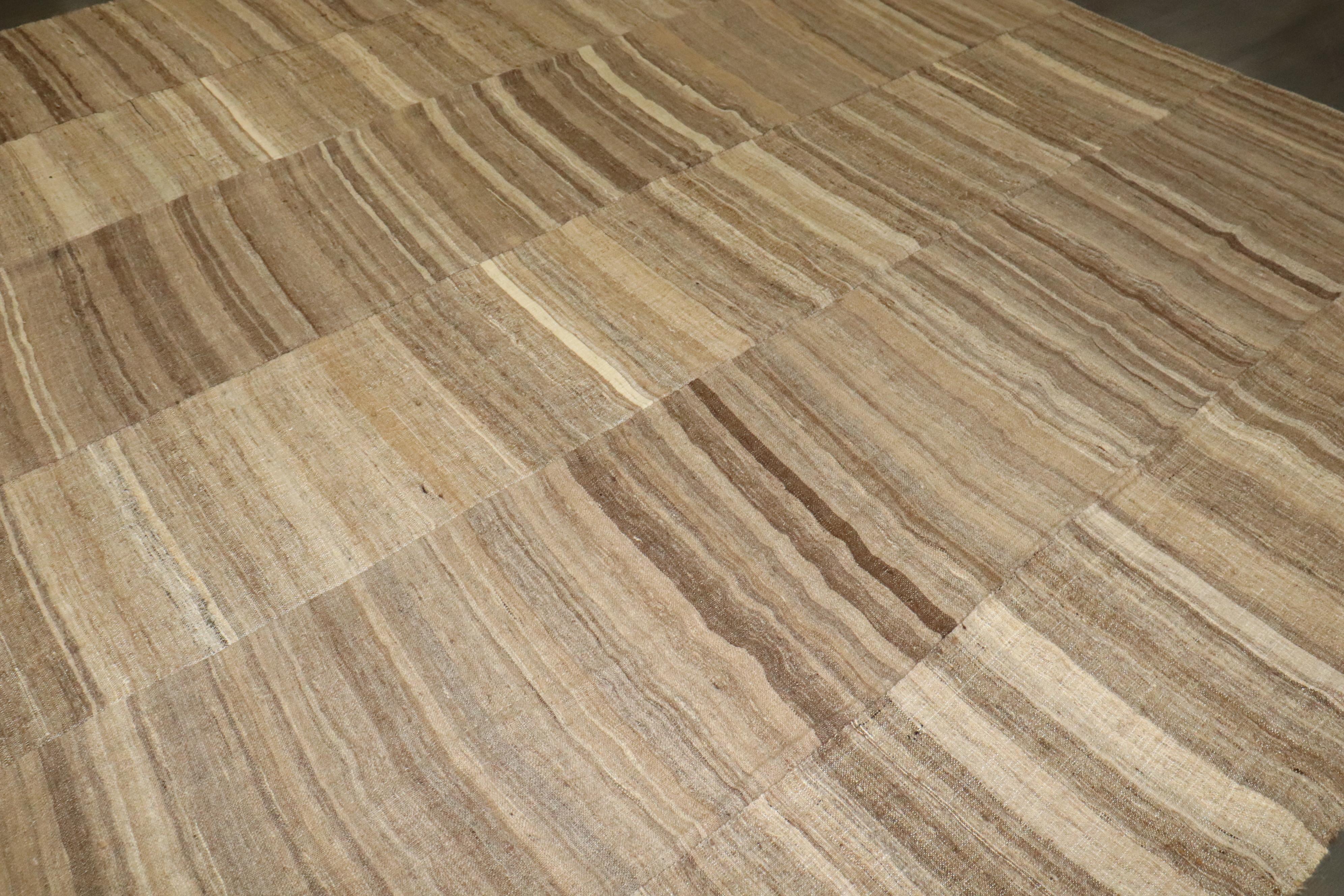Zabihi Collection'S Kilim persiano vintage quadrato di grandi dimensioni In condizioni ottime in vendita a New York, NY