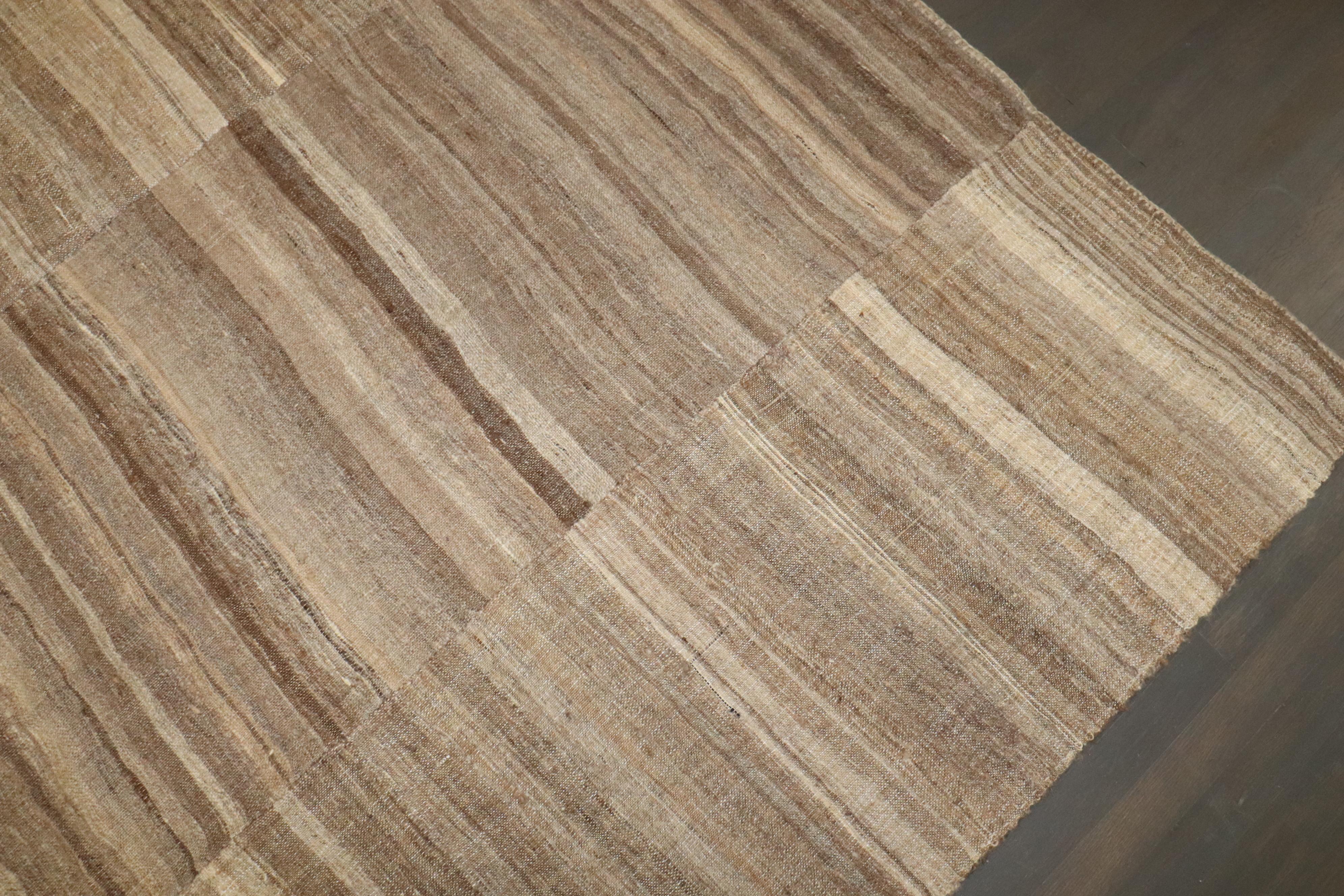 XX secolo Zabihi Collection'S Kilim persiano vintage quadrato di grandi dimensioni in vendita