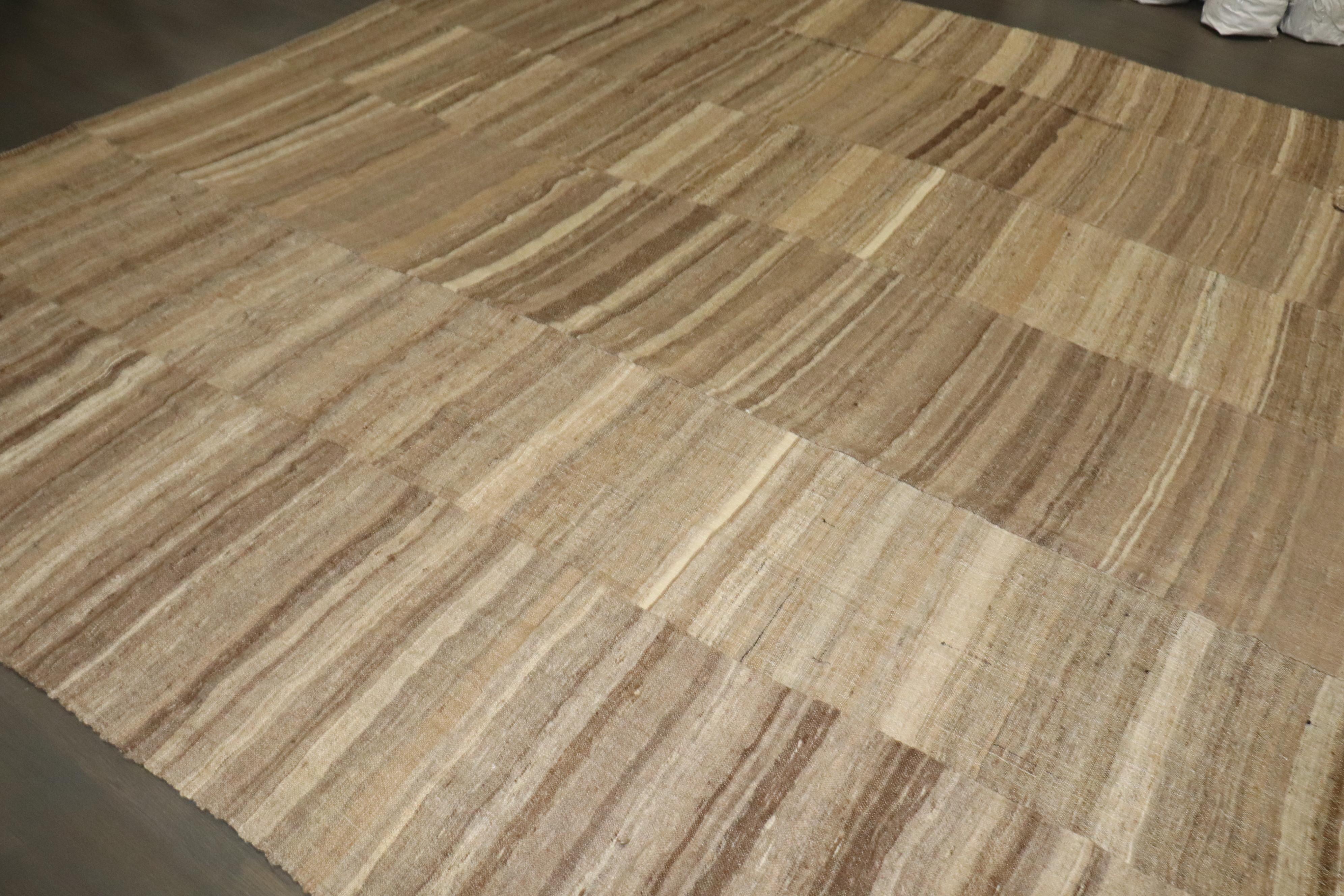 Zabihi Collection'S Kilim persiano vintage quadrato di grandi dimensioni in vendita 1