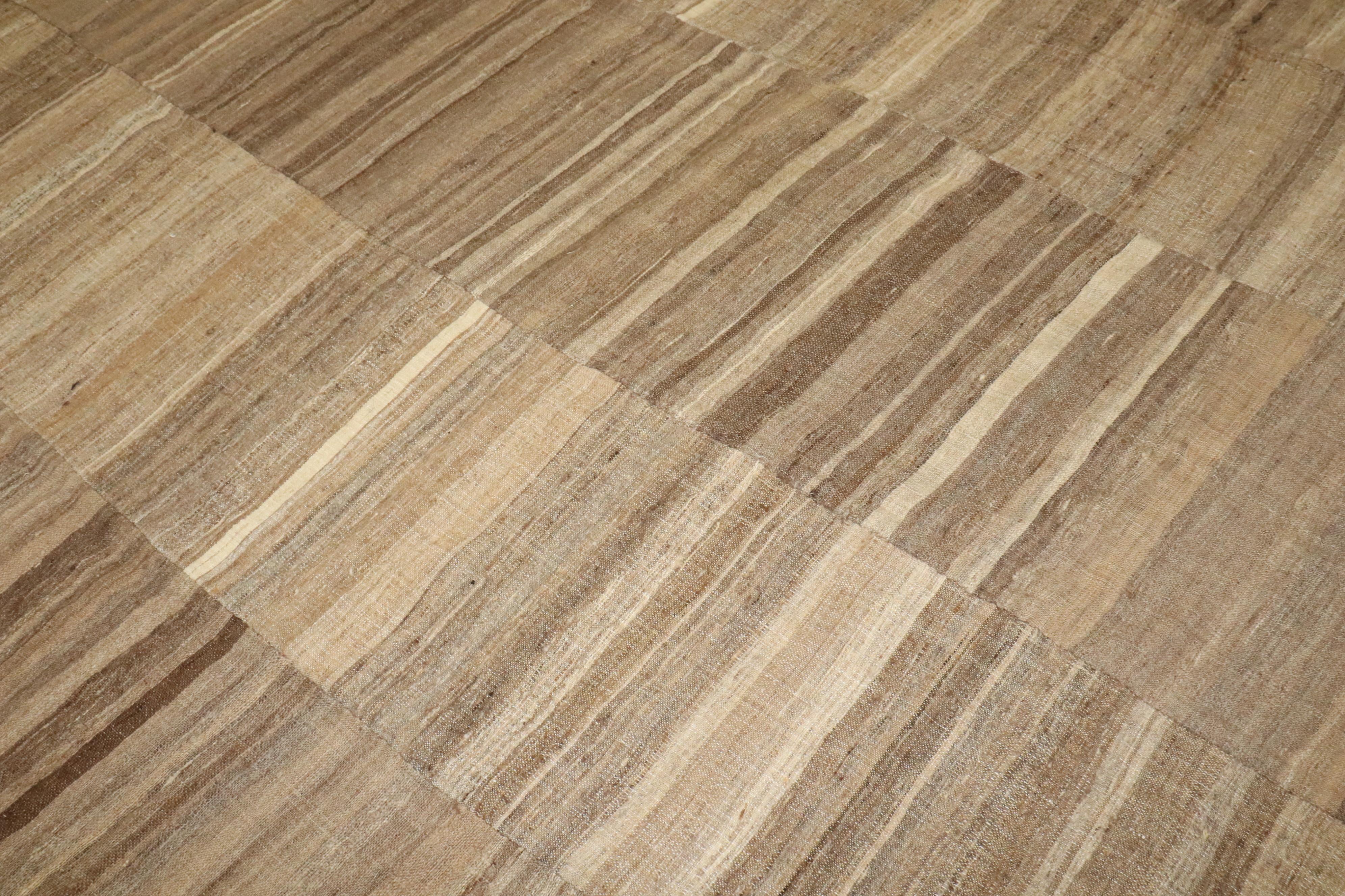 Zabihi Collection'S Kilim persiano vintage quadrato di grandi dimensioni in vendita 2