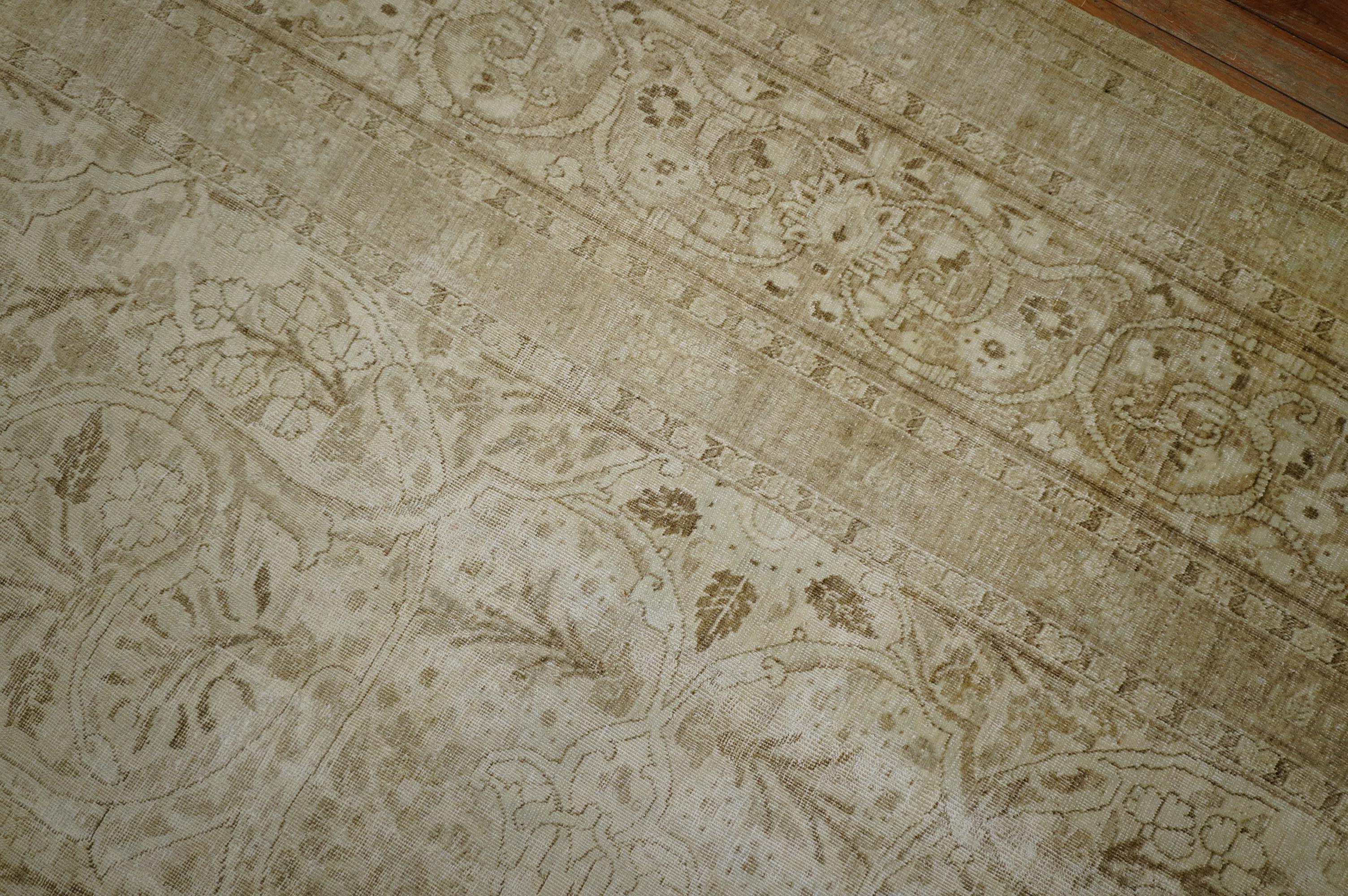 Descrizione
un tappeto Tabriz persiano antico dei primi del Novecento in bianco e marrone tenue. Il disegno all-over di grandi dimensioni si libra su un fondo avorio.

Dettagli
rug no.	j1881
dimensione	11' 8