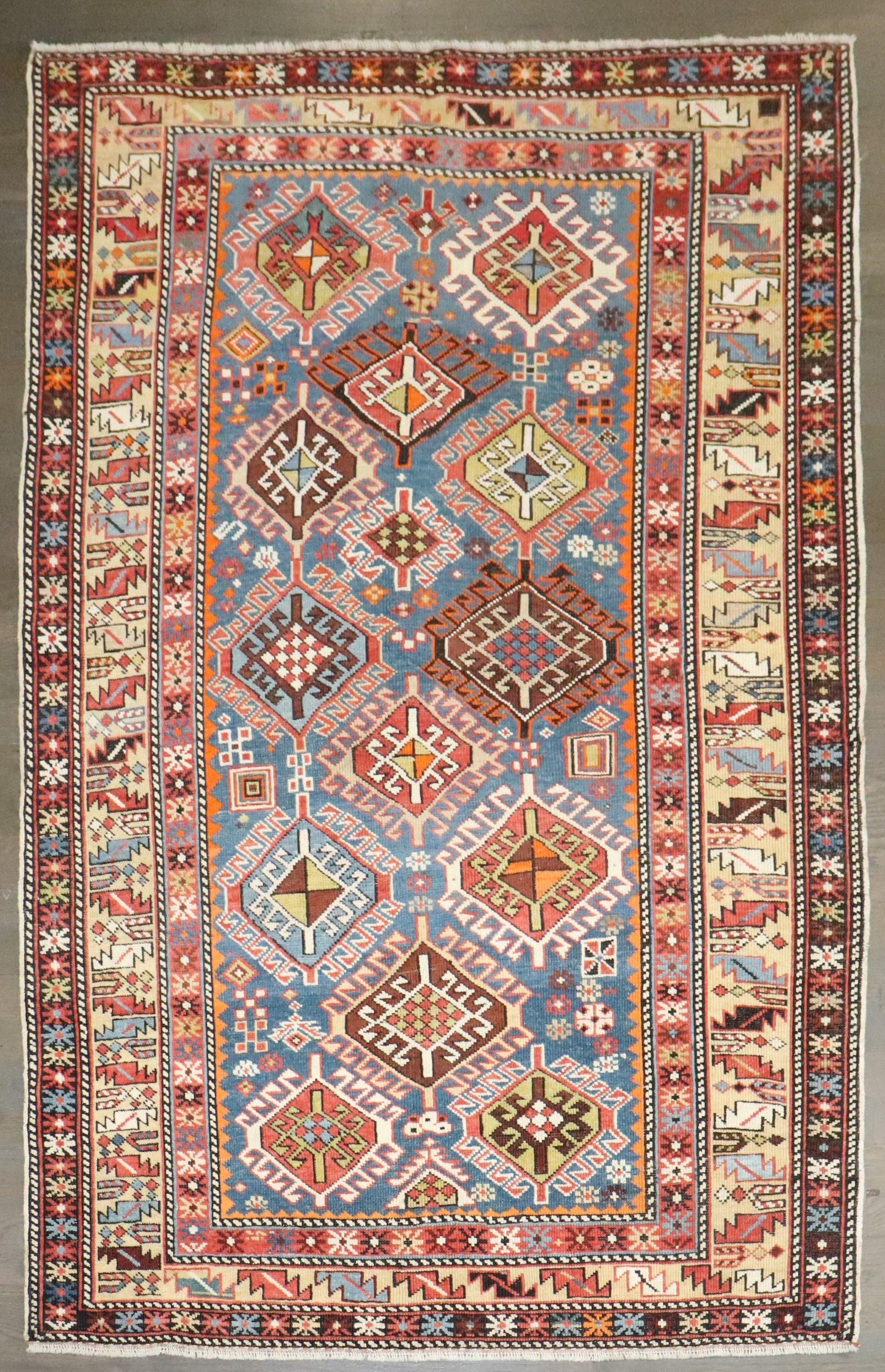 ein kaukasischer Schirwan-Teppich aus dem späten 19.

Maße: 3'1'' x 5'6''.