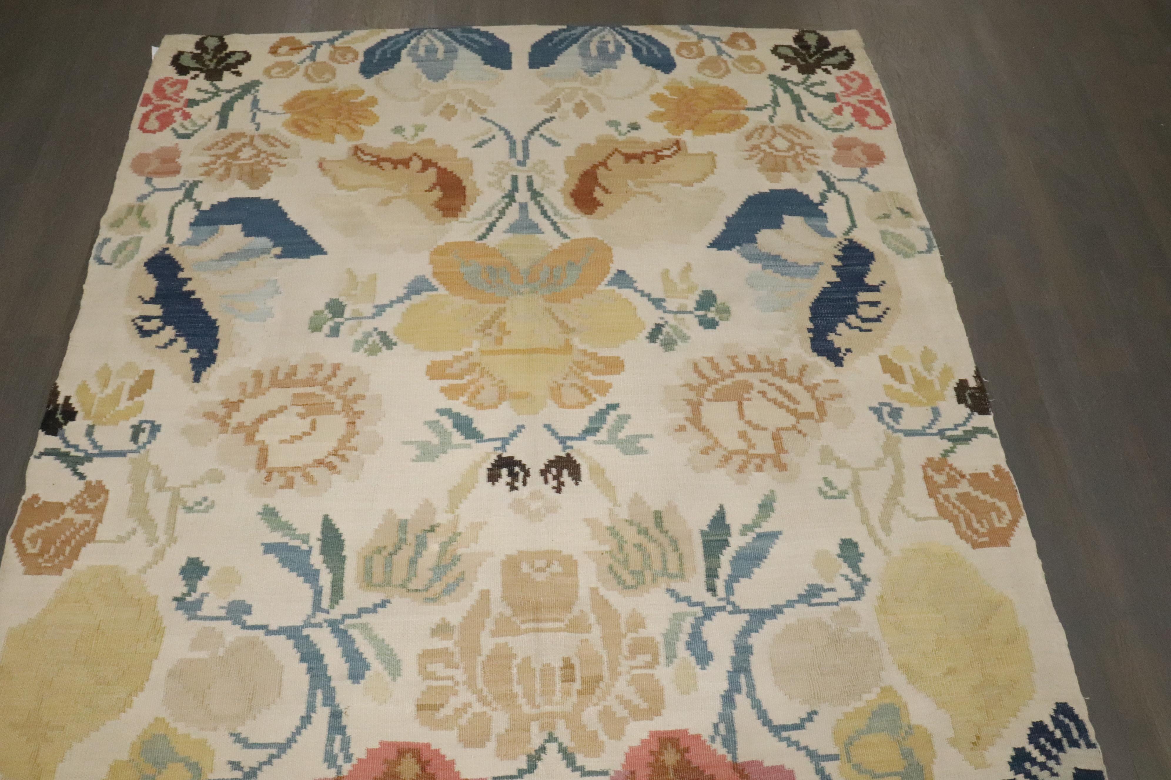 Kilim du sud-ouest de l'Europe des Balkans et des montagnes de Besserabian de la fin du XIXe siècle, avec un motif floral sans bordure à grande échelle sur un fond ivoire

Détails
rug no.	j4182
taille	5' 7