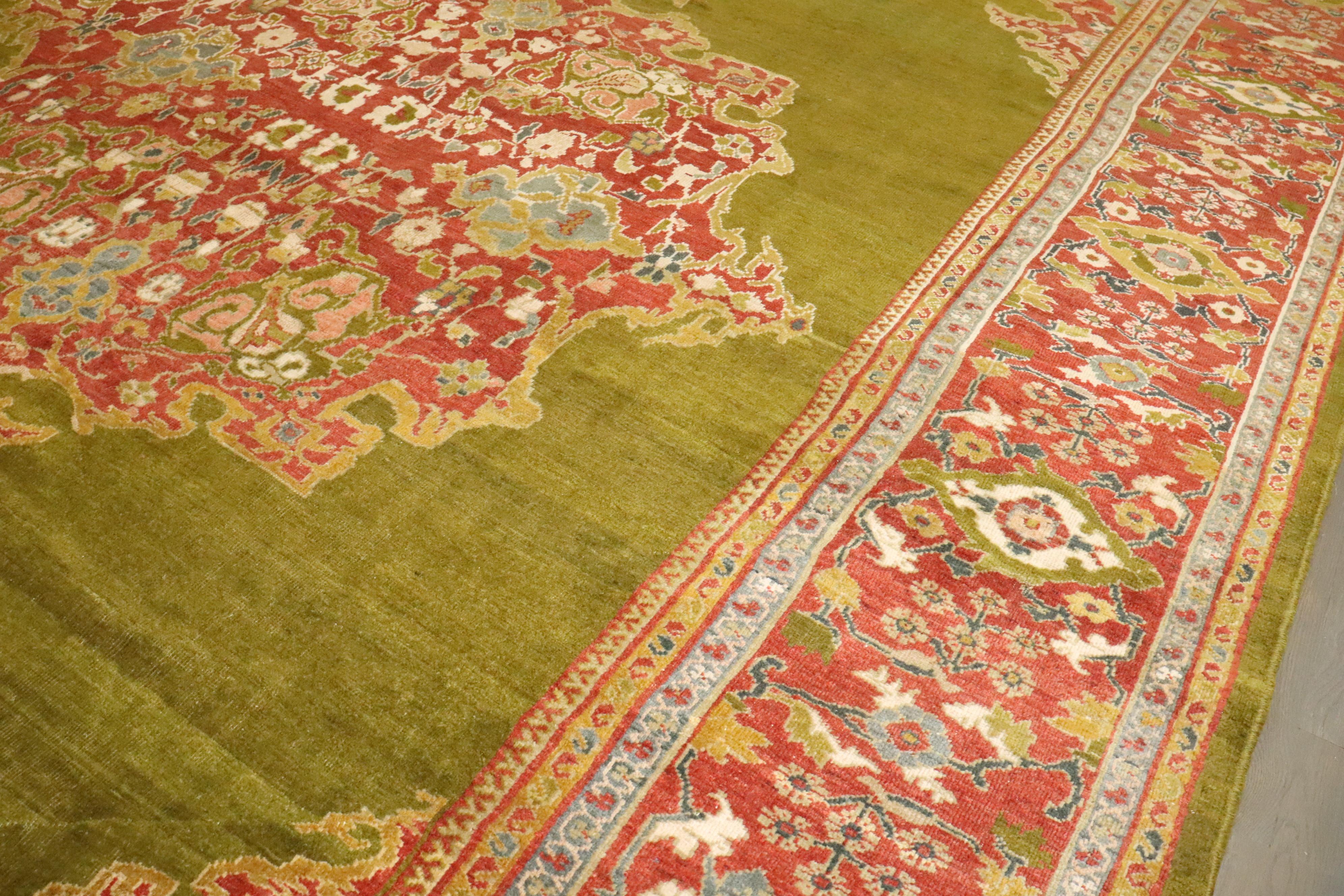 Grüner Sultanabad-Teppich aus der Zabihi-Kollektion des späten 19. Jahrhunderts im Zustand „Gut“ im Angebot in New York, NY