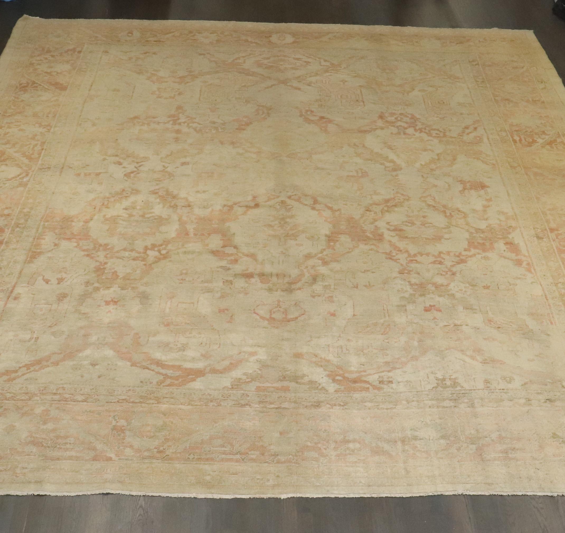 Tapis Lage carré de la collection Zabihi de Sultanabad de la fin du 19e siècle en vente 8