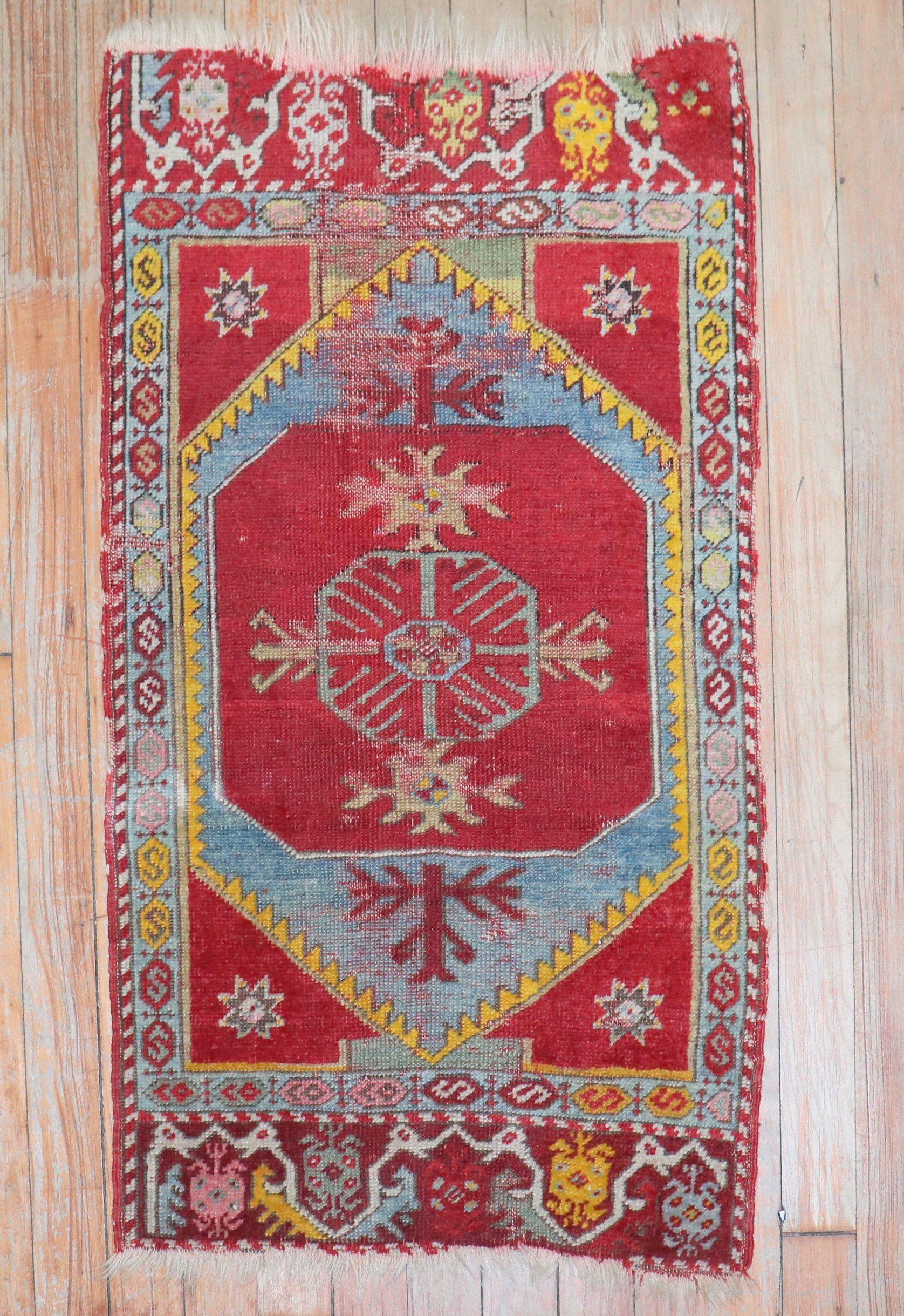 Tapis coloré turc Yastik de la fin du 19e siècle

Mesures : 1'8'' x 2'10''.
