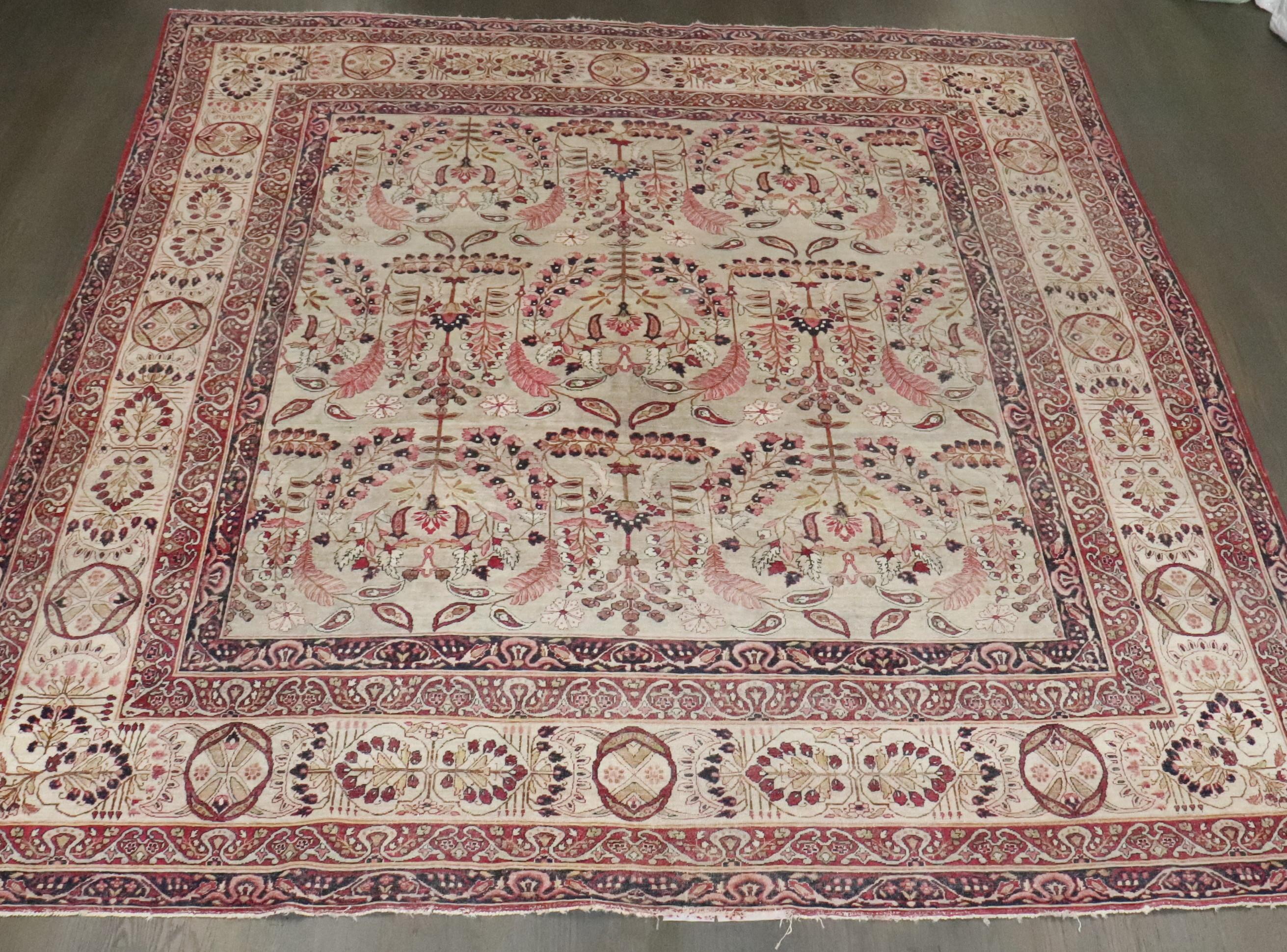 Tappeto Lavar Kerman della fine del XIX secolo, di dimensioni quadrate, con un motivo floreale all-over su sfondo verde chiaro

Dettagli
rug no.	j4794
dimensione	9' 7