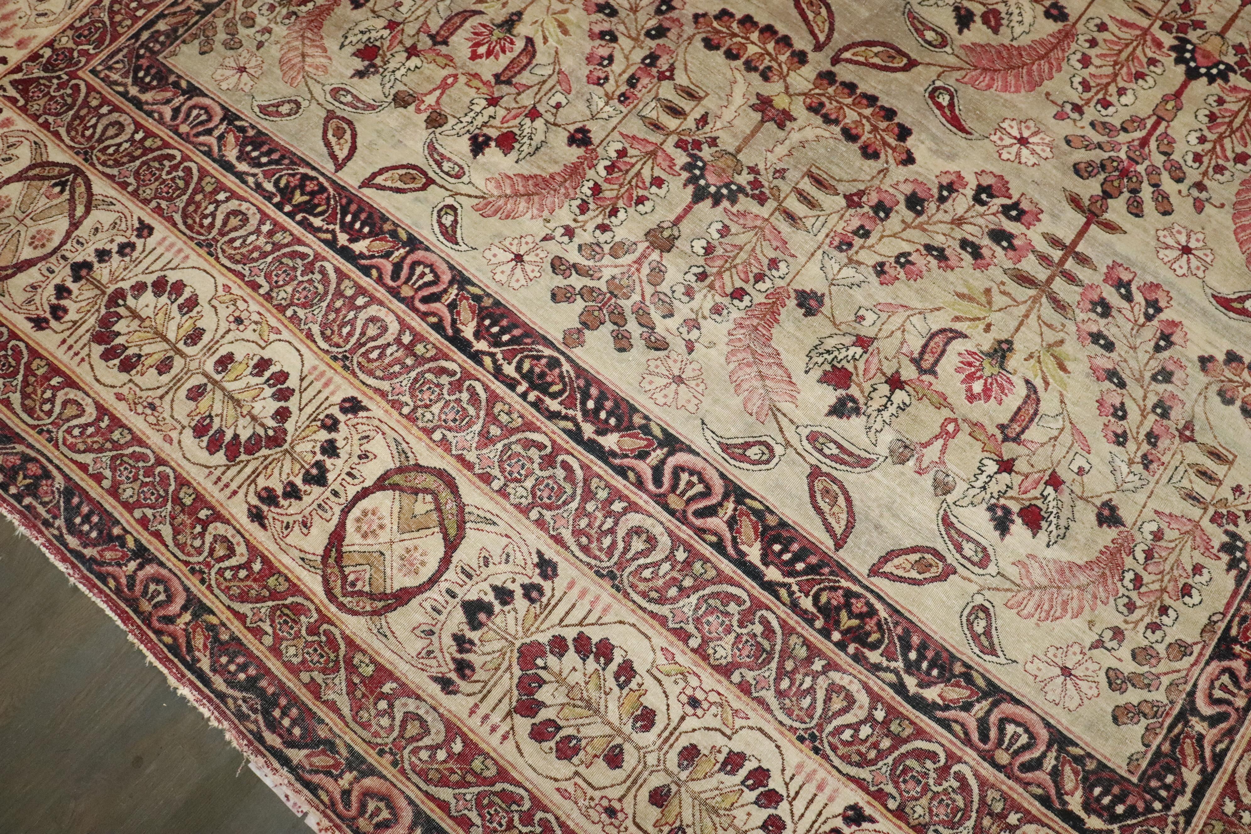 Romantico Tappeto quadrato grande del XIX secolo di Zabihi Collection's Lavar Kerman in vendita