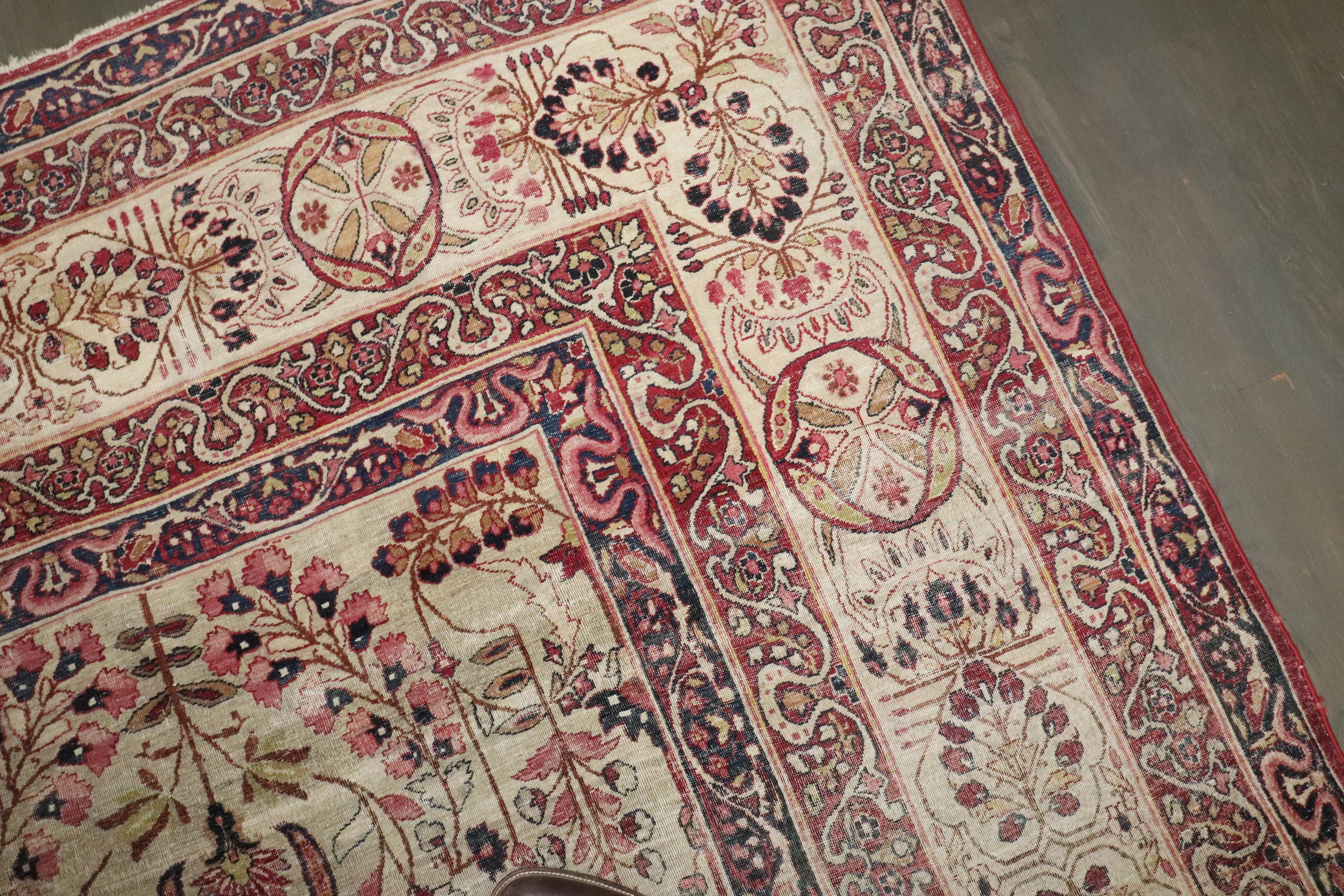 Lana Tappeto quadrato grande del XIX secolo di Zabihi Collection's Lavar Kerman in vendita