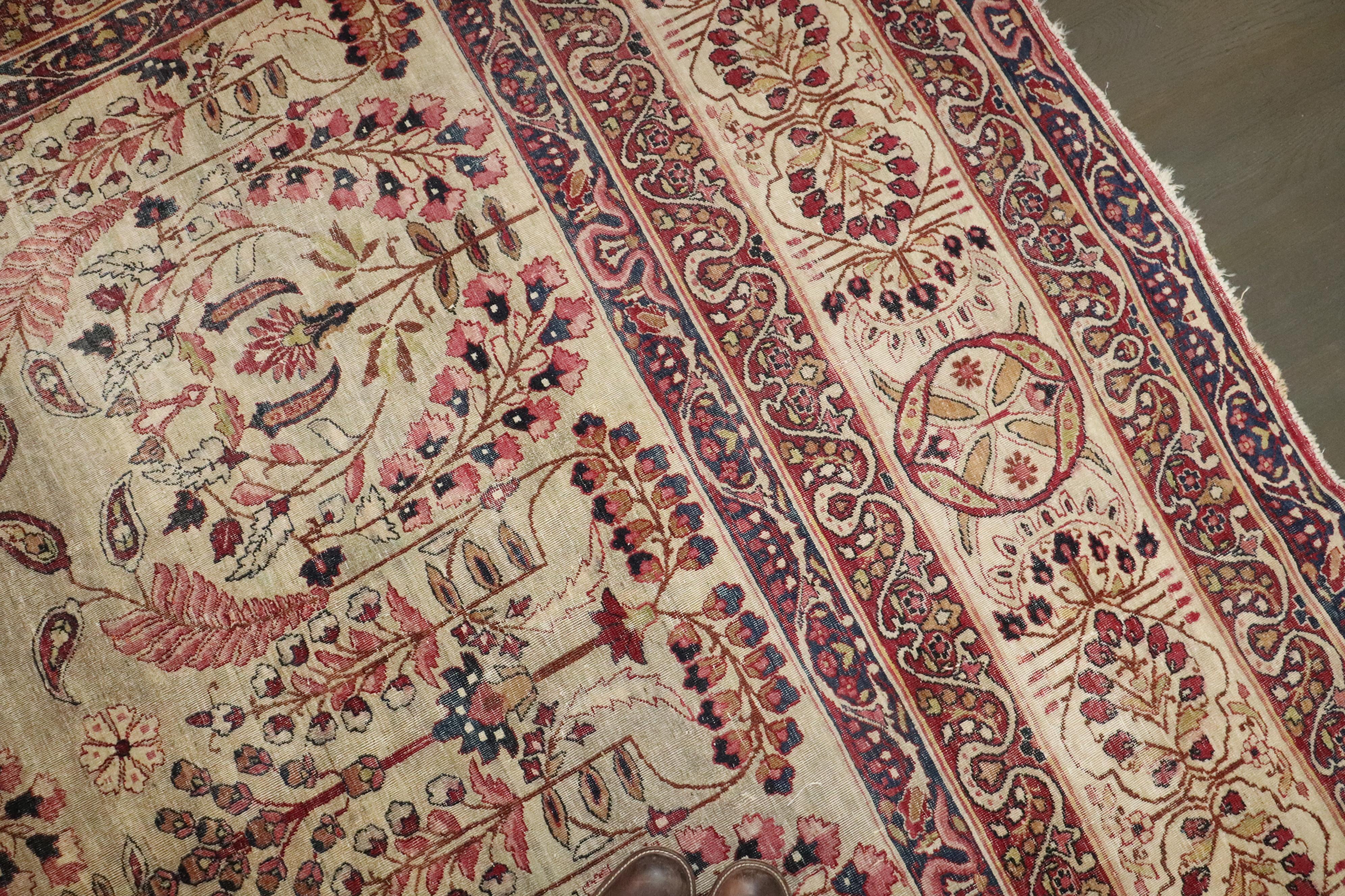 Tappeto quadrato grande del XIX secolo di Zabihi Collection's Lavar Kerman in vendita 1