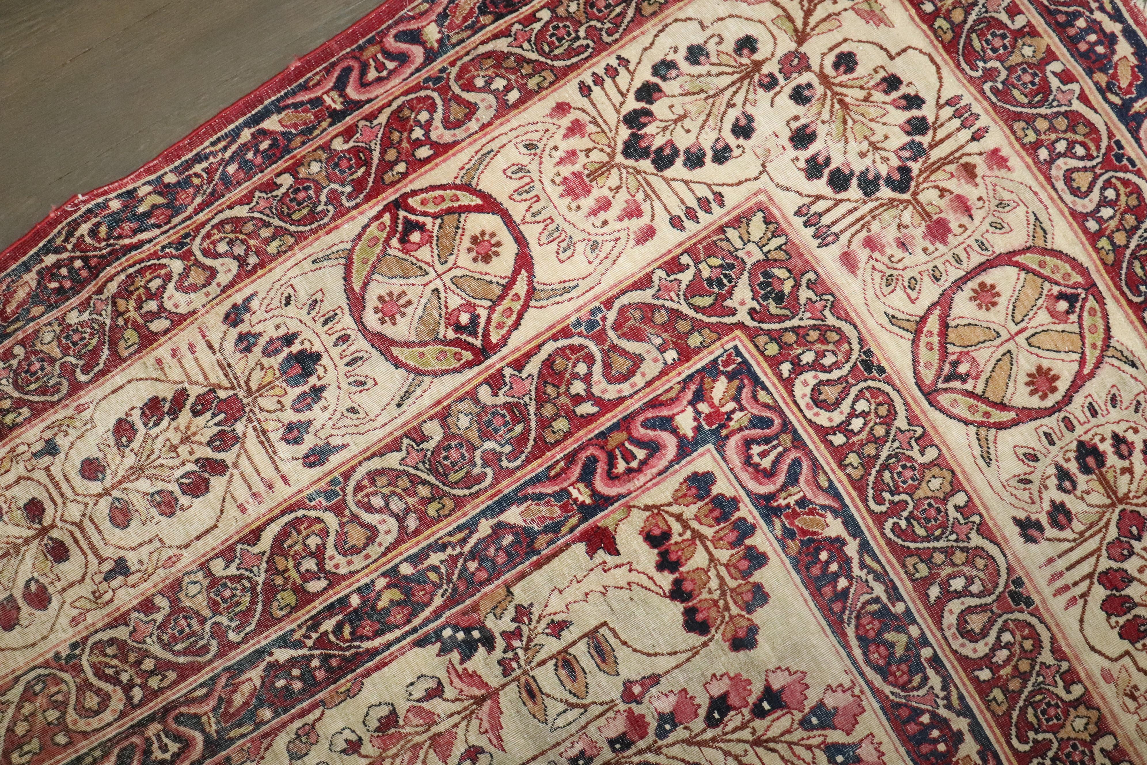 Tappeto quadrato grande del XIX secolo di Zabihi Collection's Lavar Kerman in vendita 2