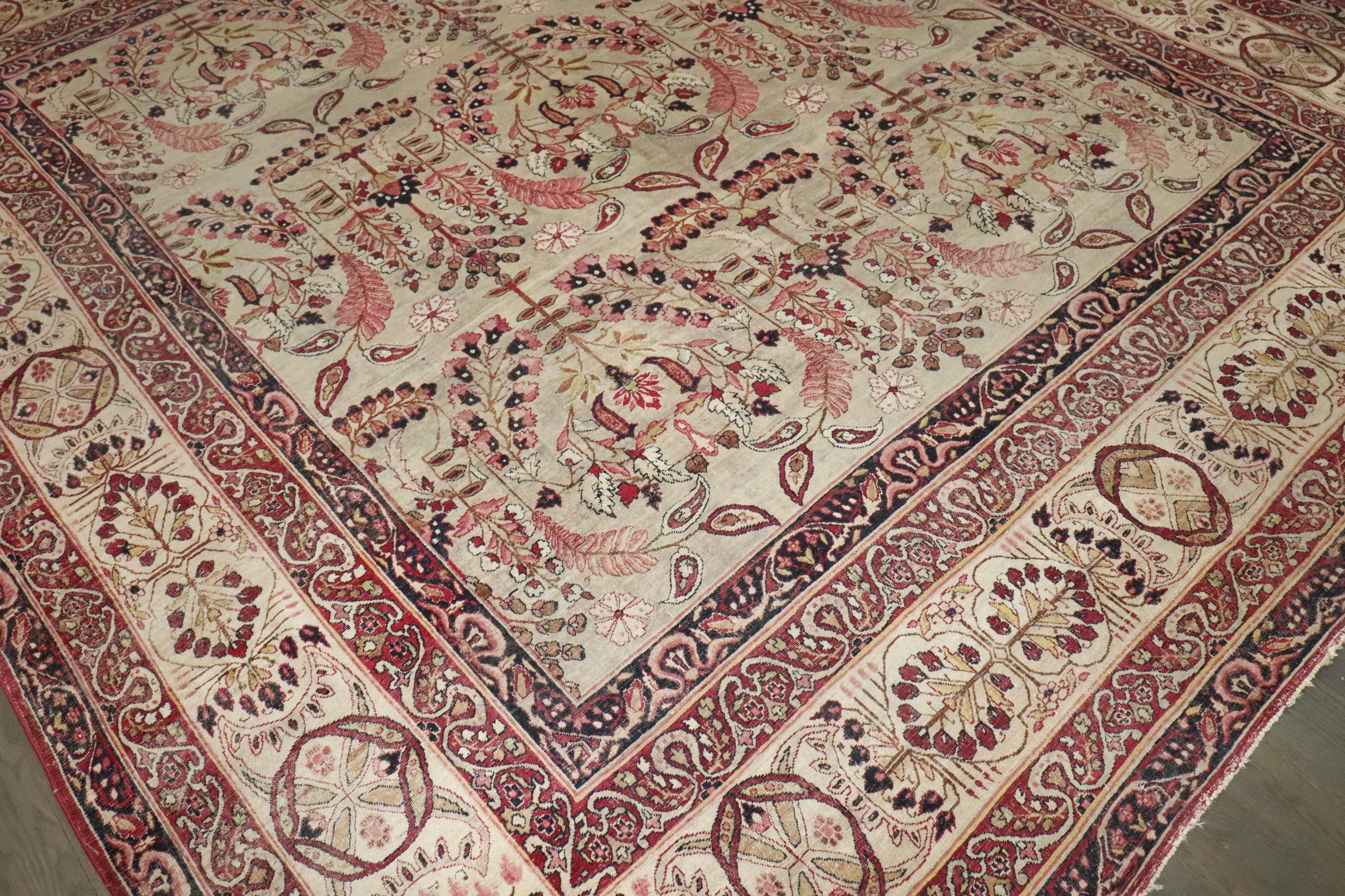 Tappeto quadrato grande del XIX secolo di Zabihi Collection's Lavar Kerman in vendita 3