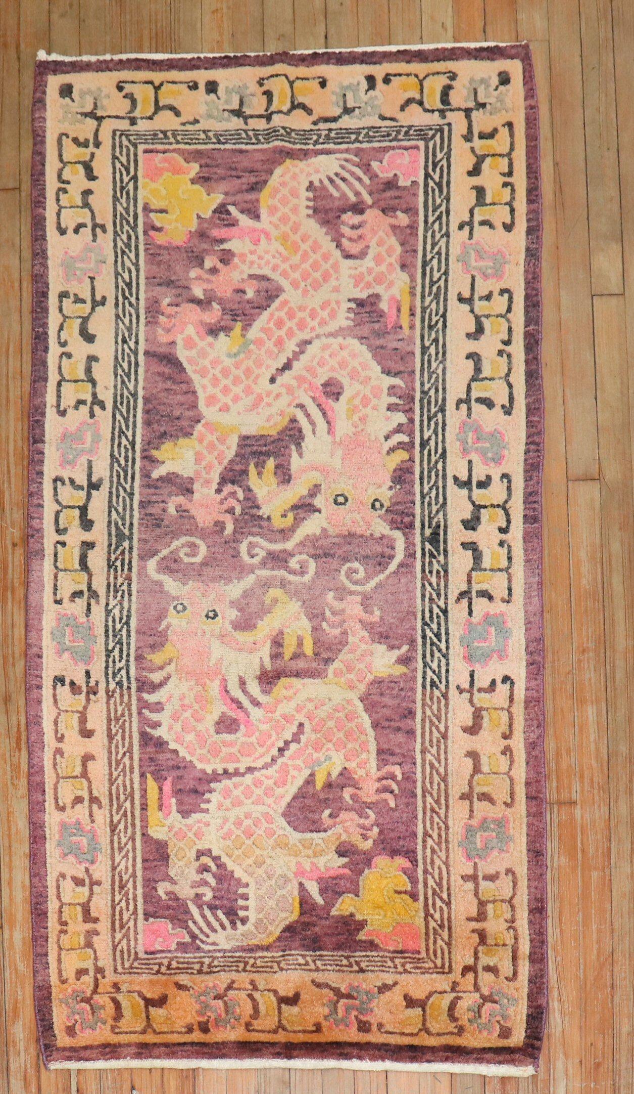 lavendelfarbener Tibet-Teppich aus der Mitte des 20.

Maße: 3' x 5'9''.