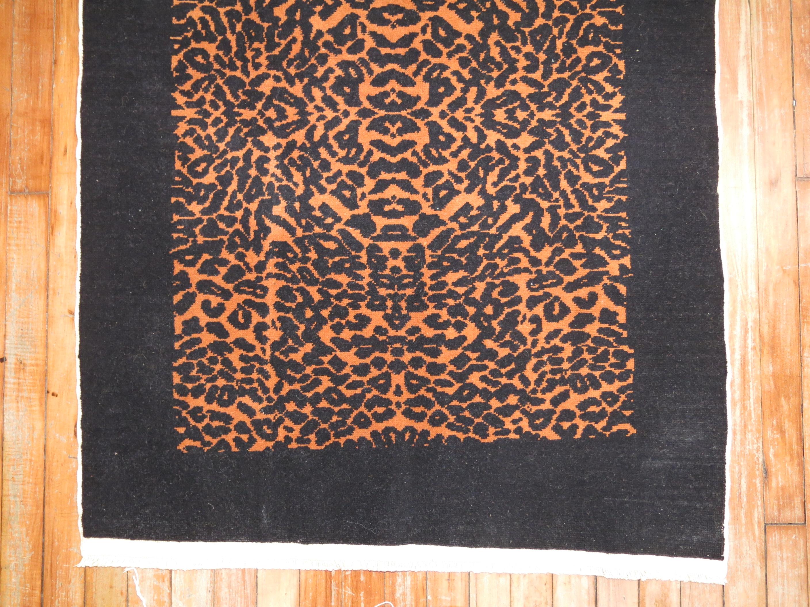 Zabihi Kollektion Leopard Vintage Türkischer kleiner Vintage-Teppich (Organische Moderne) im Angebot