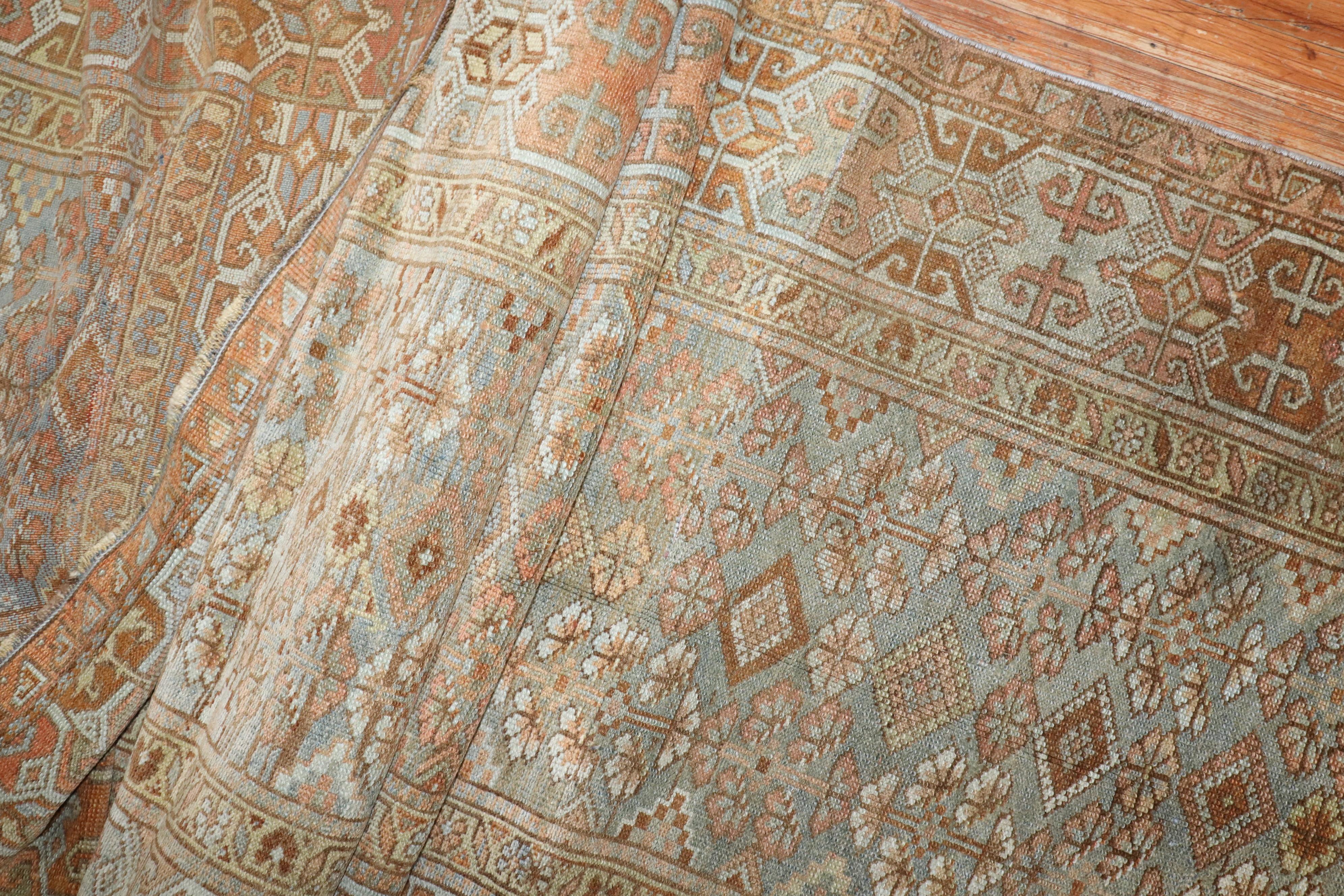 Tissé à la main Tapis de couloir persan ancien bleu clair de la collection Zabihi extrêmement long en vente