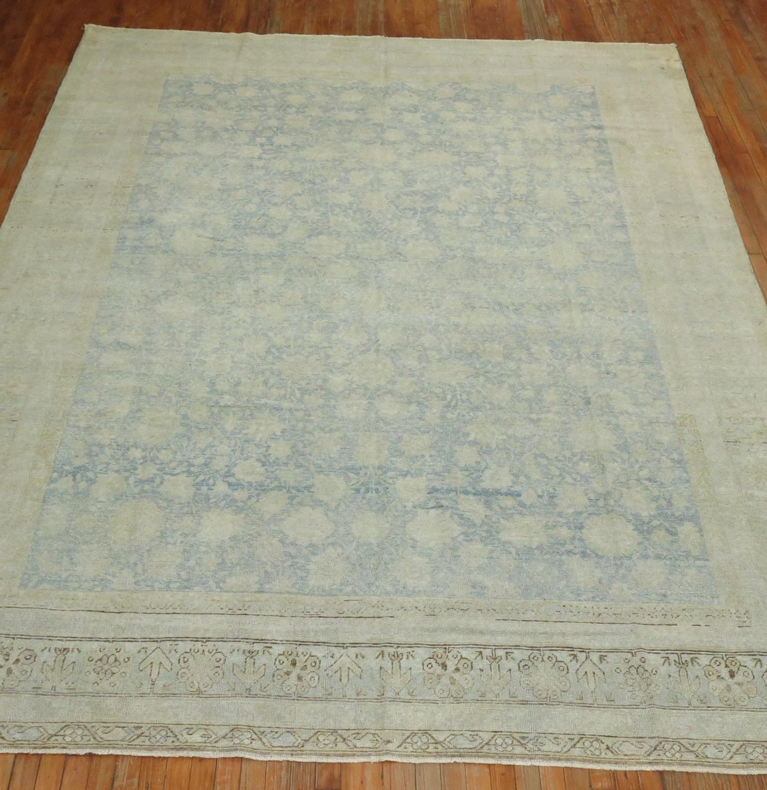 Zabihi Collection Hellblauer Vintage-Ostturkestan-Teppich (Tabriz) im Angebot