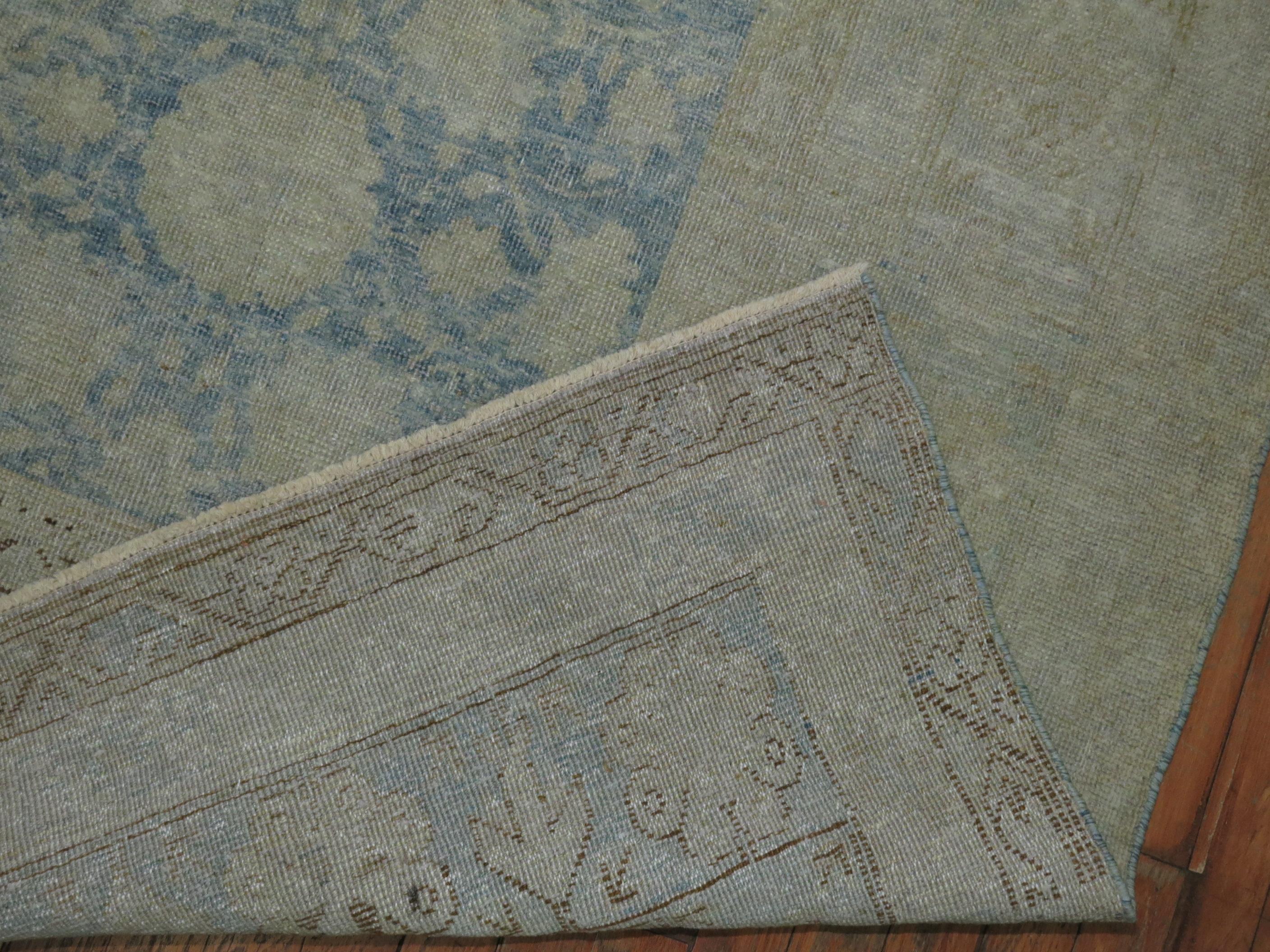 Zabihi Collection Hellblauer Vintage-Ostturkestan-Teppich (Ostturkestanisch) im Angebot