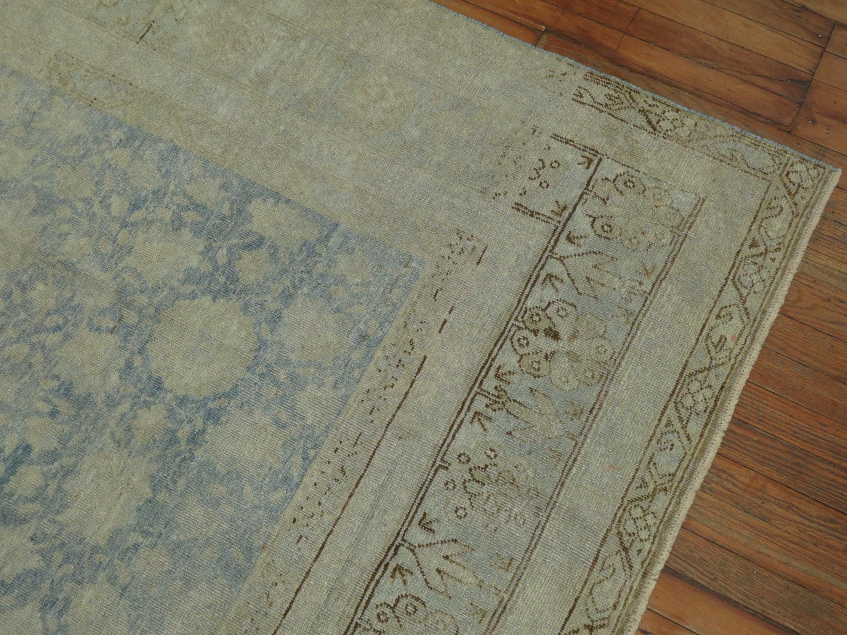 Zabihi Collection Hellblauer Vintage-Ostturkestan-Teppich im Zustand „Gut“ im Angebot in New York, NY