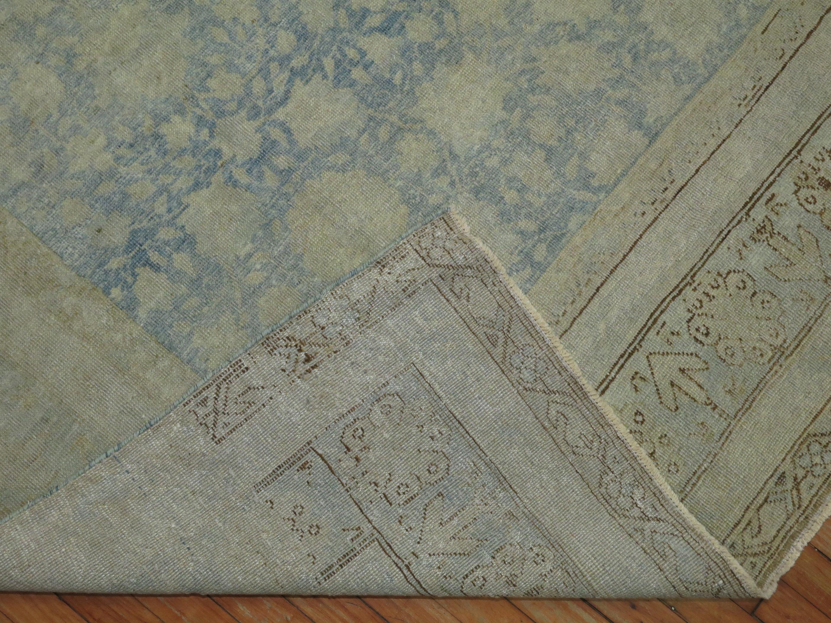 Zabihi Collection Hellblauer Vintage-Ostturkestan-Teppich (20. Jahrhundert) im Angebot