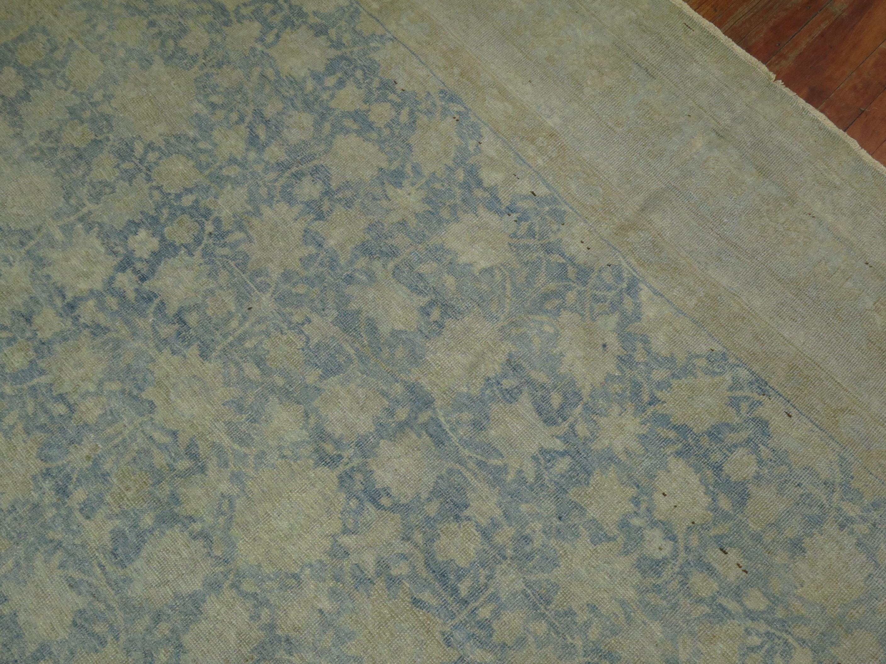 Zabihi Collection Hellblauer Vintage-Ostturkestan-Teppich (Wolle) im Angebot