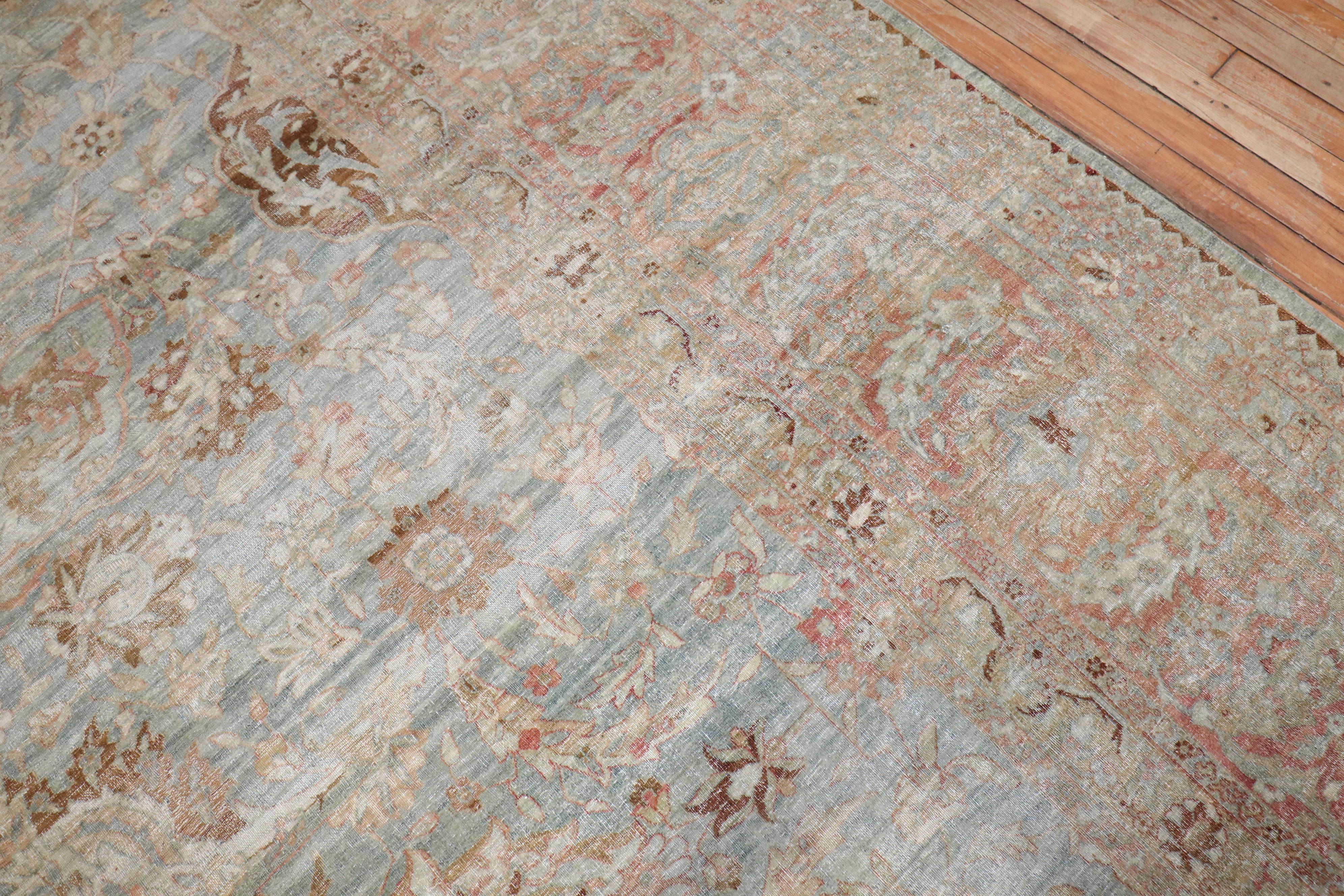 Tapis persan Yazd ancien bleu clair de la collection Zabihi en vente 3