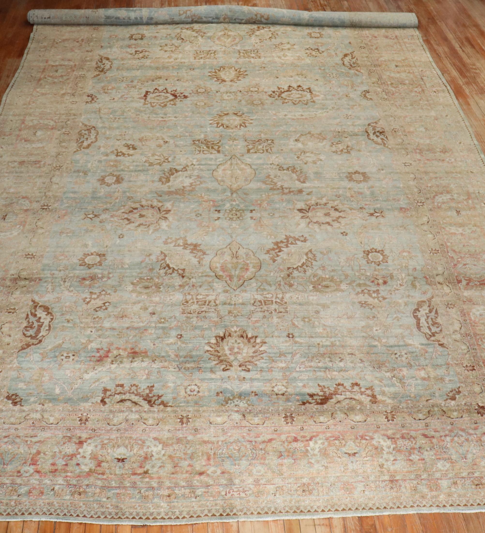 Tapis persan de Yazd de la fin du XIXe siècle, avec un grand motif floral en écailles sur un fond bleu tendre. Signé par l'usine OCM

Détails
rug no.	j3406
taille	10' 7