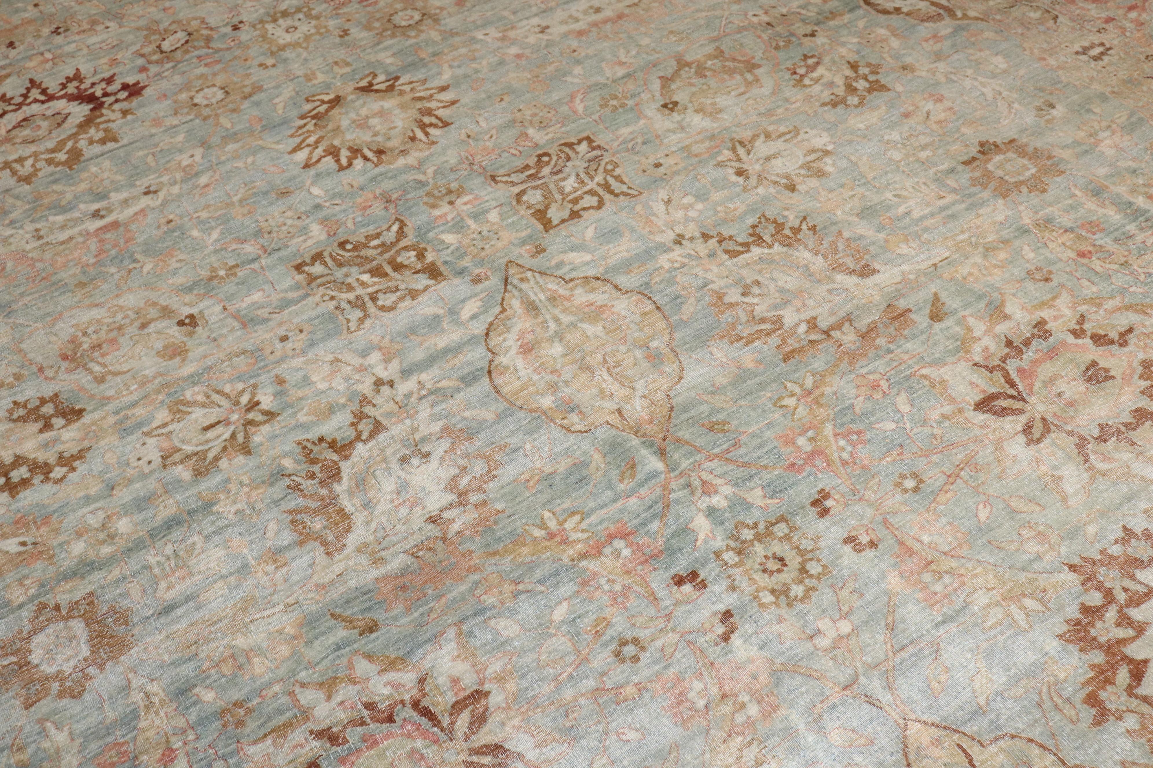 Noué à la main Tapis persan Yazd ancien bleu clair de la collection Zabihi en vente