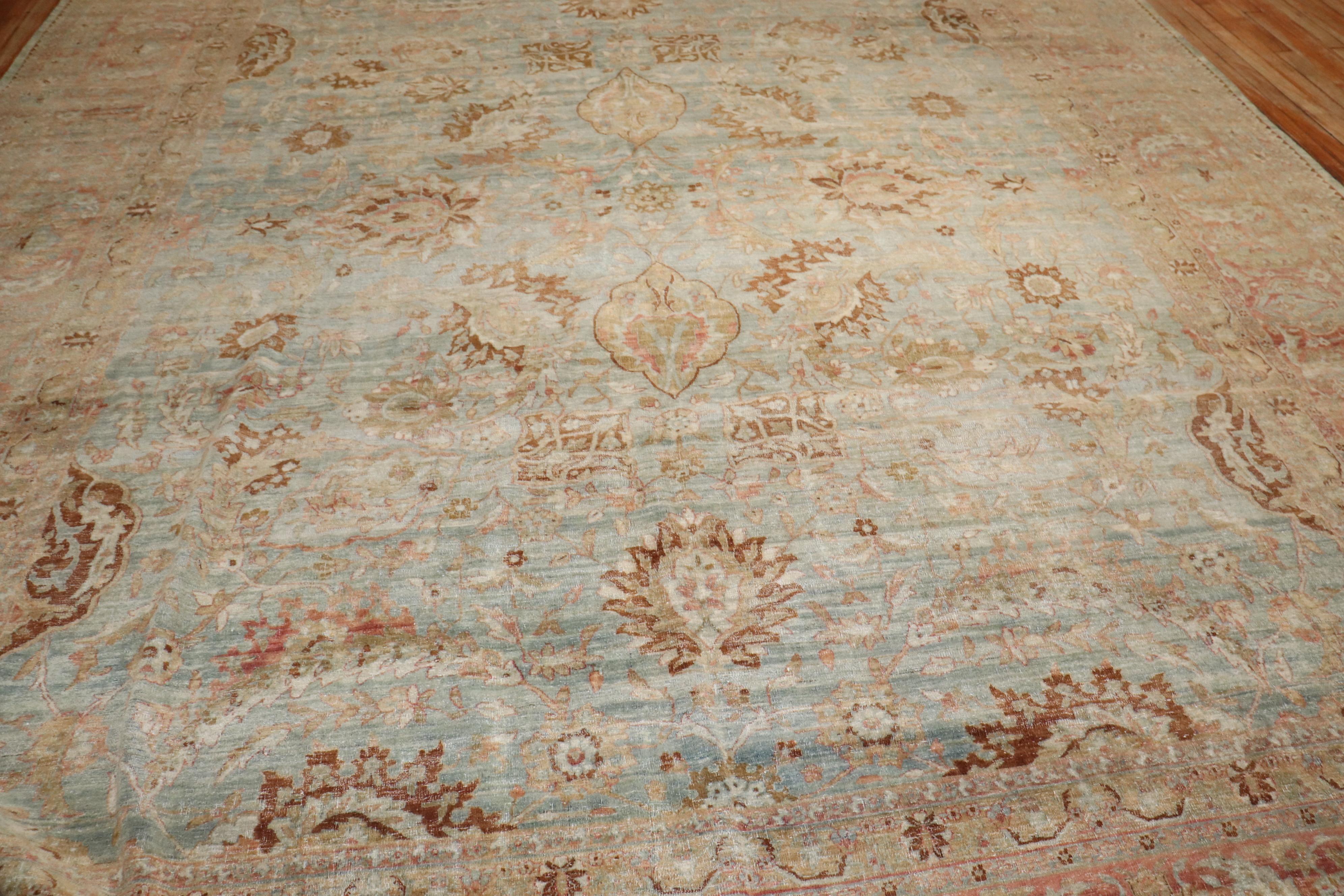 XIXe siècle Tapis persan Yazd ancien bleu clair de la collection Zabihi en vente