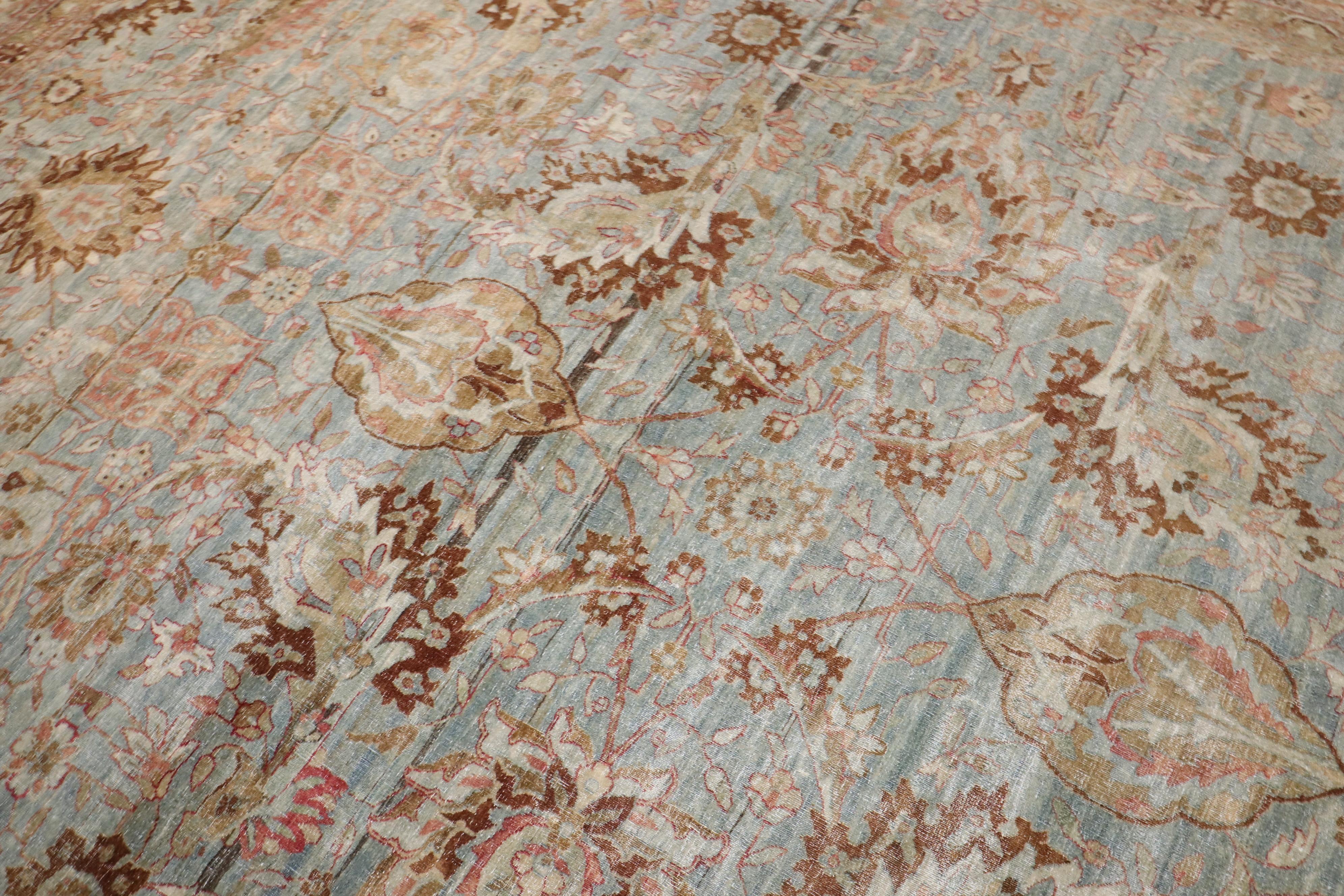 Laine Tapis persan Yazd ancien bleu clair de la collection Zabihi en vente