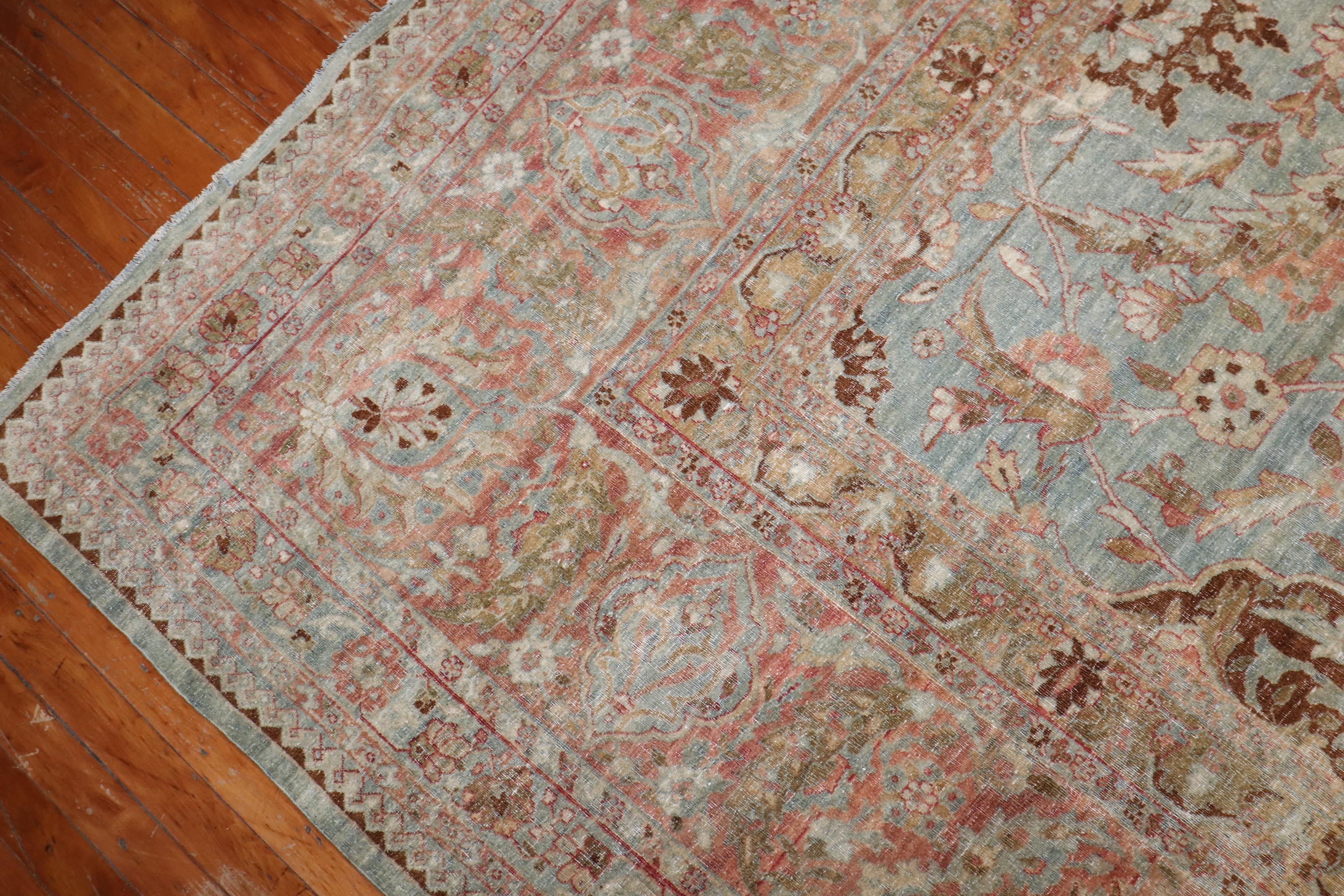 Tapis persan Yazd ancien bleu clair de la collection Zabihi en vente 1