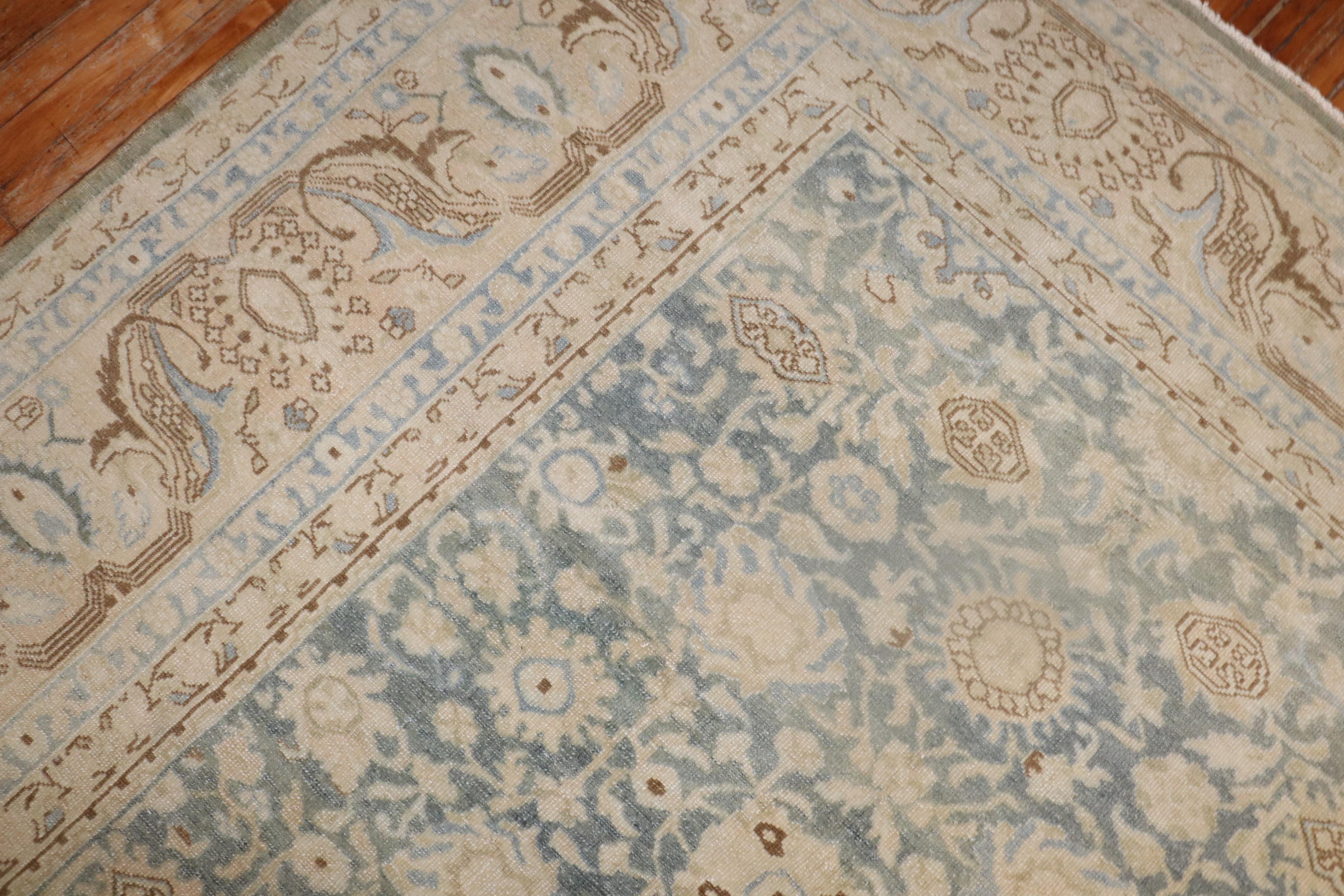 Tapis persan Malayer bleu clair et beige du début du 20e siècle

Détails
rug no.	j3321
taille	10' 10