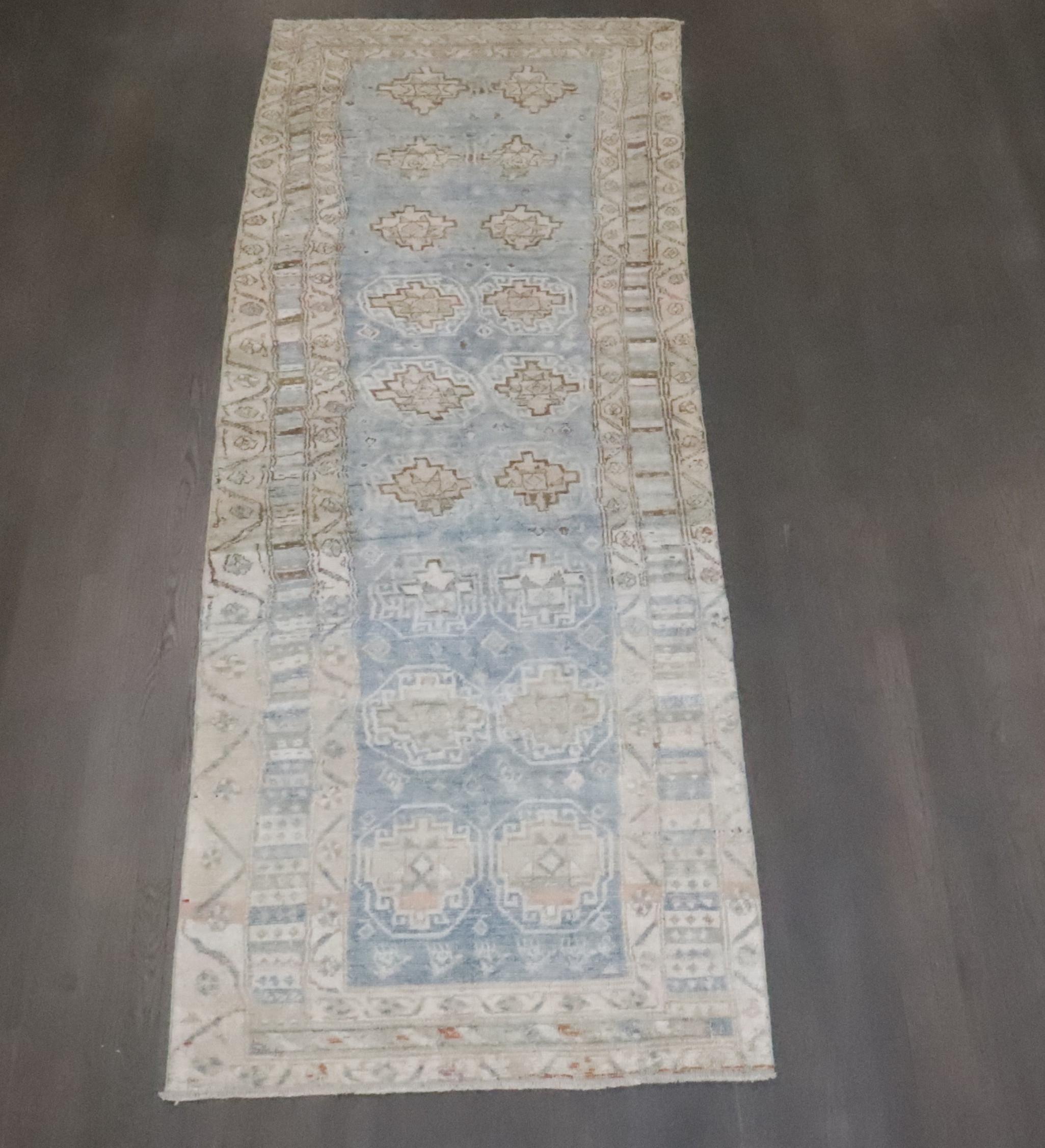 Collection Light Light Blue Persian Malayer Antique Runner (Chemin de table) Bon état - En vente à New York, NY